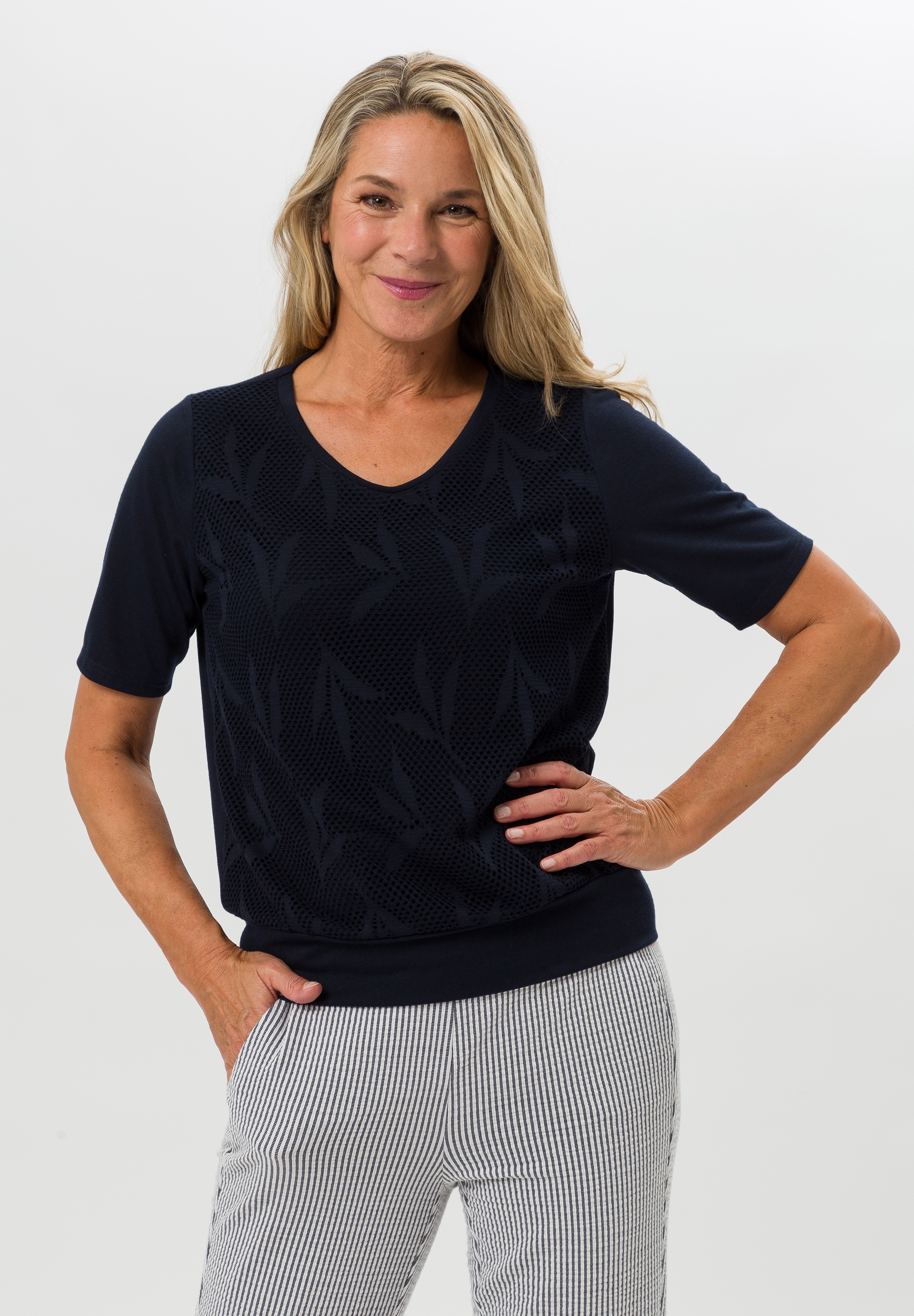 Shirt mit elastischer Lochspitze Shirt mit elastischer Lochspitze