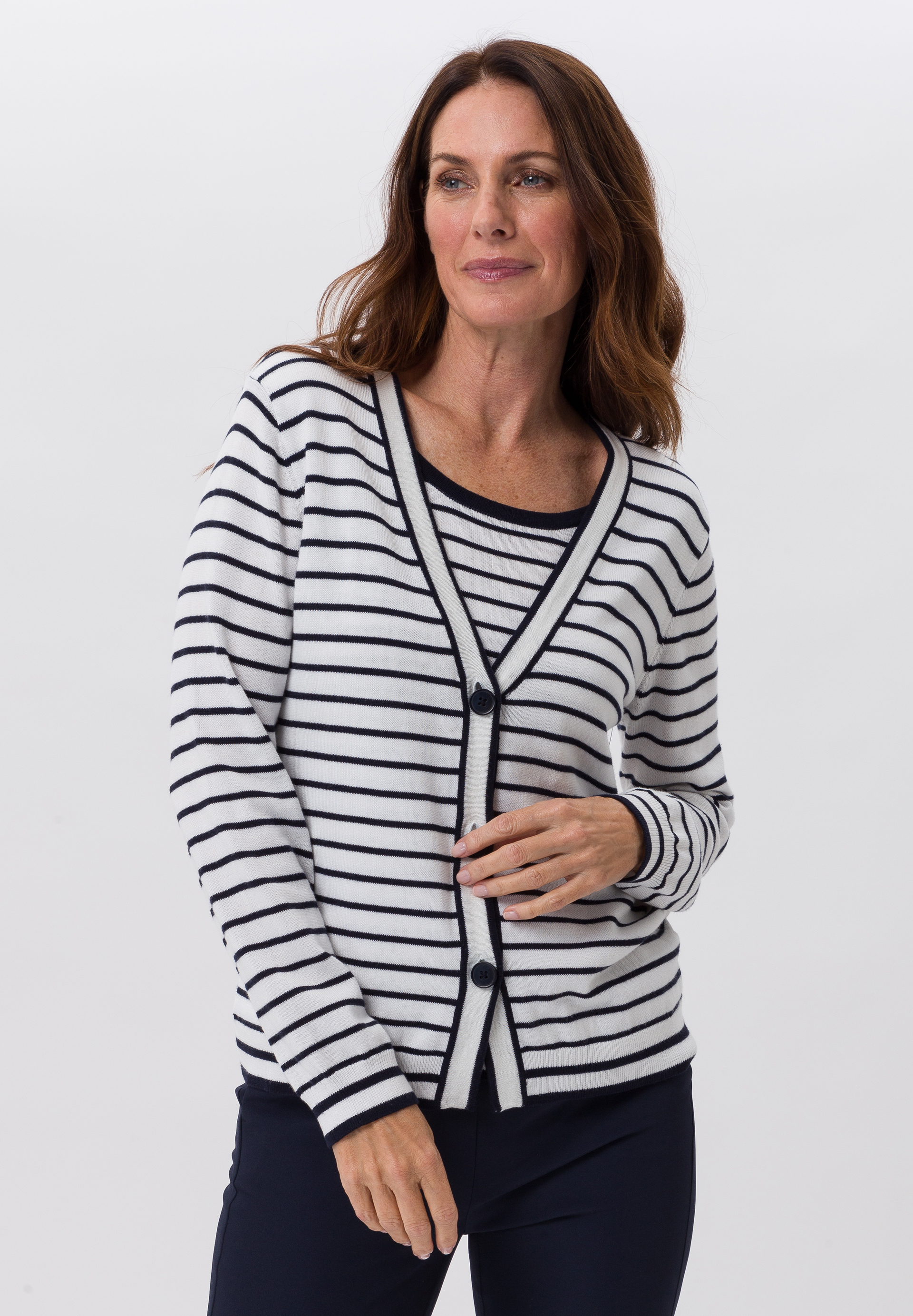 Feinstrickjacke in lässsig sportiver Two-in-One Optik - Bild 1 Feinstrickjacke in lässsig sportiver Two-in-One Optik - Bild 1