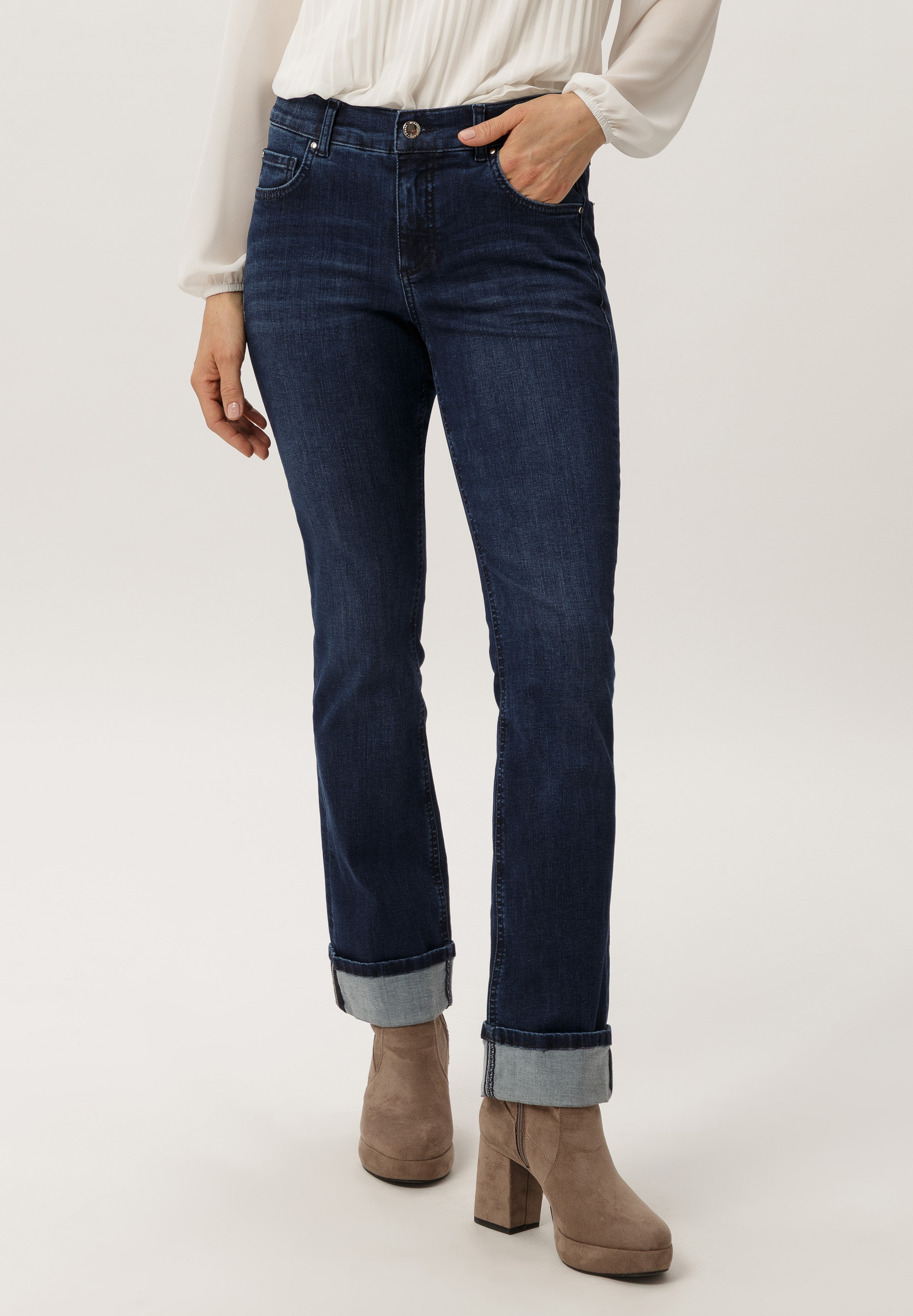Jeans mit Aufschlag und Schmuck - Produktbild 1