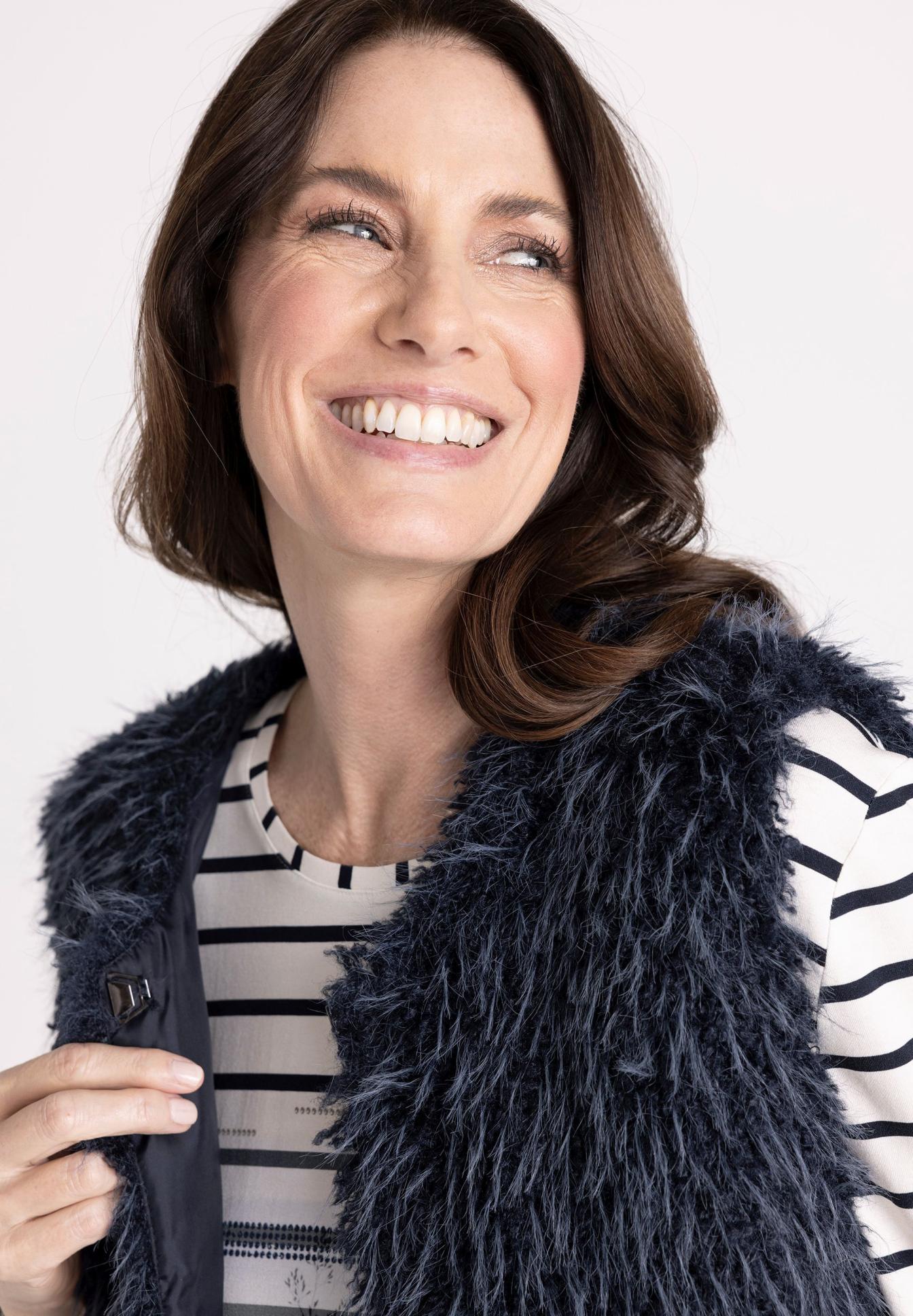 Frau, Mantel, Weste, Strickmuster, Streifen, Frau, Pelzleder, gestreiftes Oberteil, marineblau, Außenjacke, Frau, Strickjacke, Weste, Schwarz, Gestreift