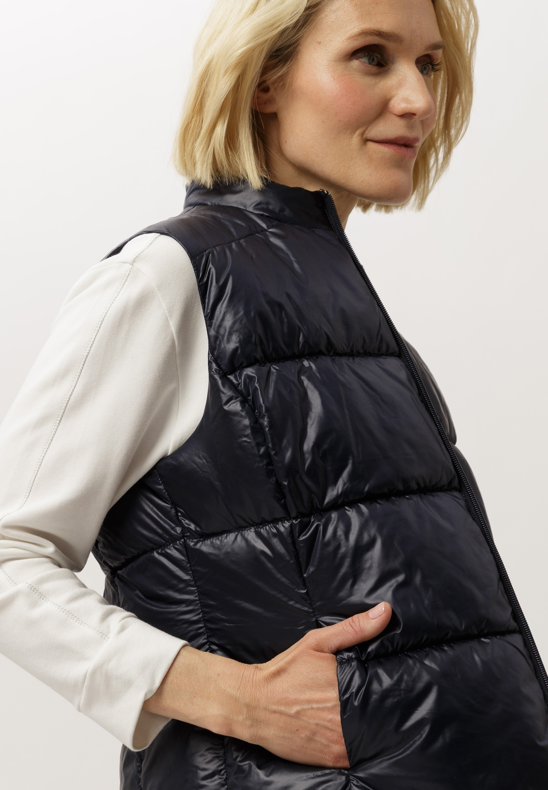 Weste aus funktionalem PES-Stepp - Bild 4 Weste, Mantel, Rettungsweste, Jacke, Person, Weste, Mantel, Rettungsweste, Jacke, Person, Weste, Mantel, Rettungsweste, Jacke, Person, Weste, Mantel, Rettungsweste, Jacke, Person, Weste, Mantel, Rettungsweste, Jacke, Person