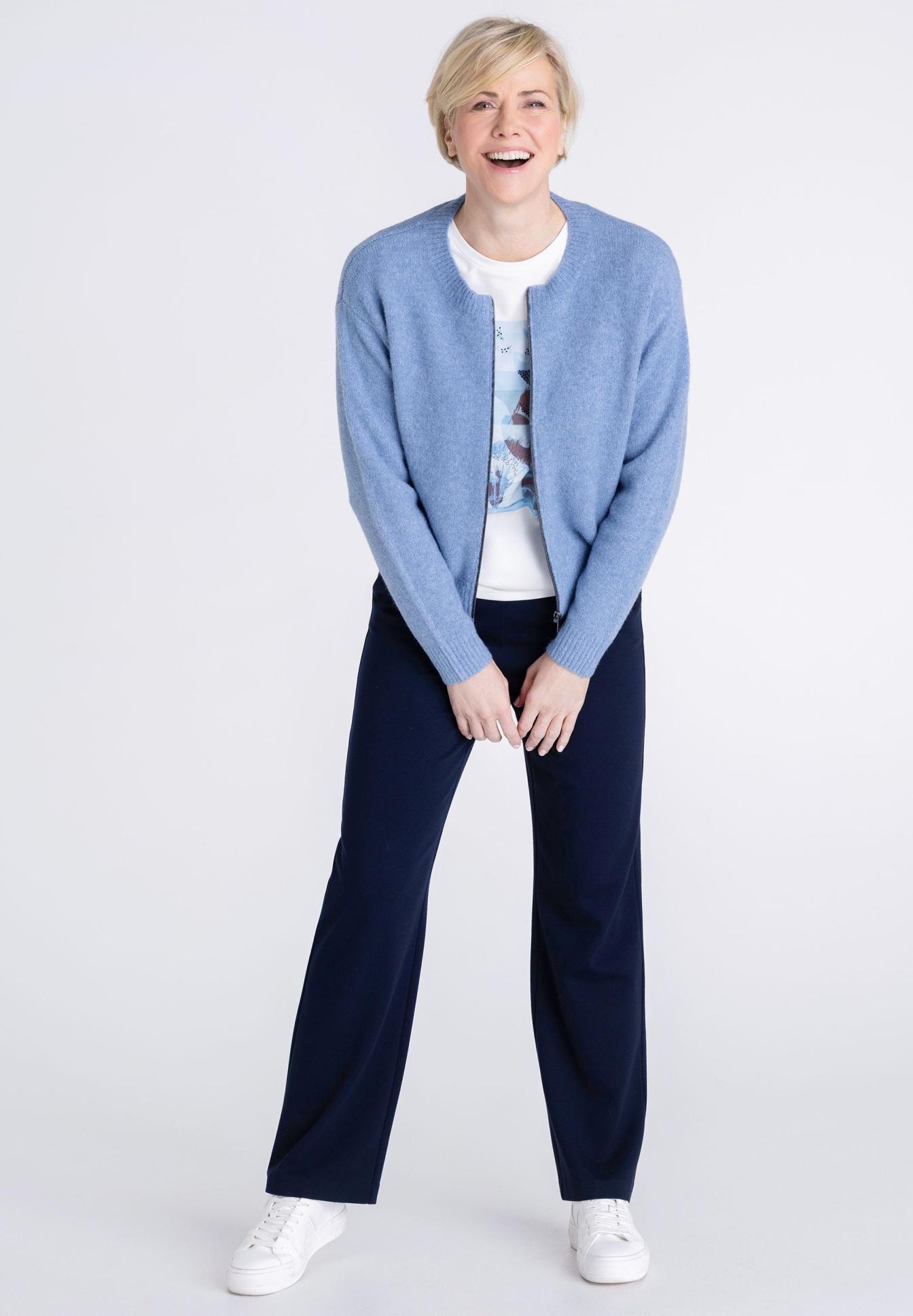 Cardigan, Blau, Strickware, Leichtgewichtig, Hose, cardigan, blau, Pullover, hellblau, Frau, Cardigan, Blau, Rundhals, leicht, Damen, Cardigan, Blau, Strickjacke, lange Hose, weiße Sneakers