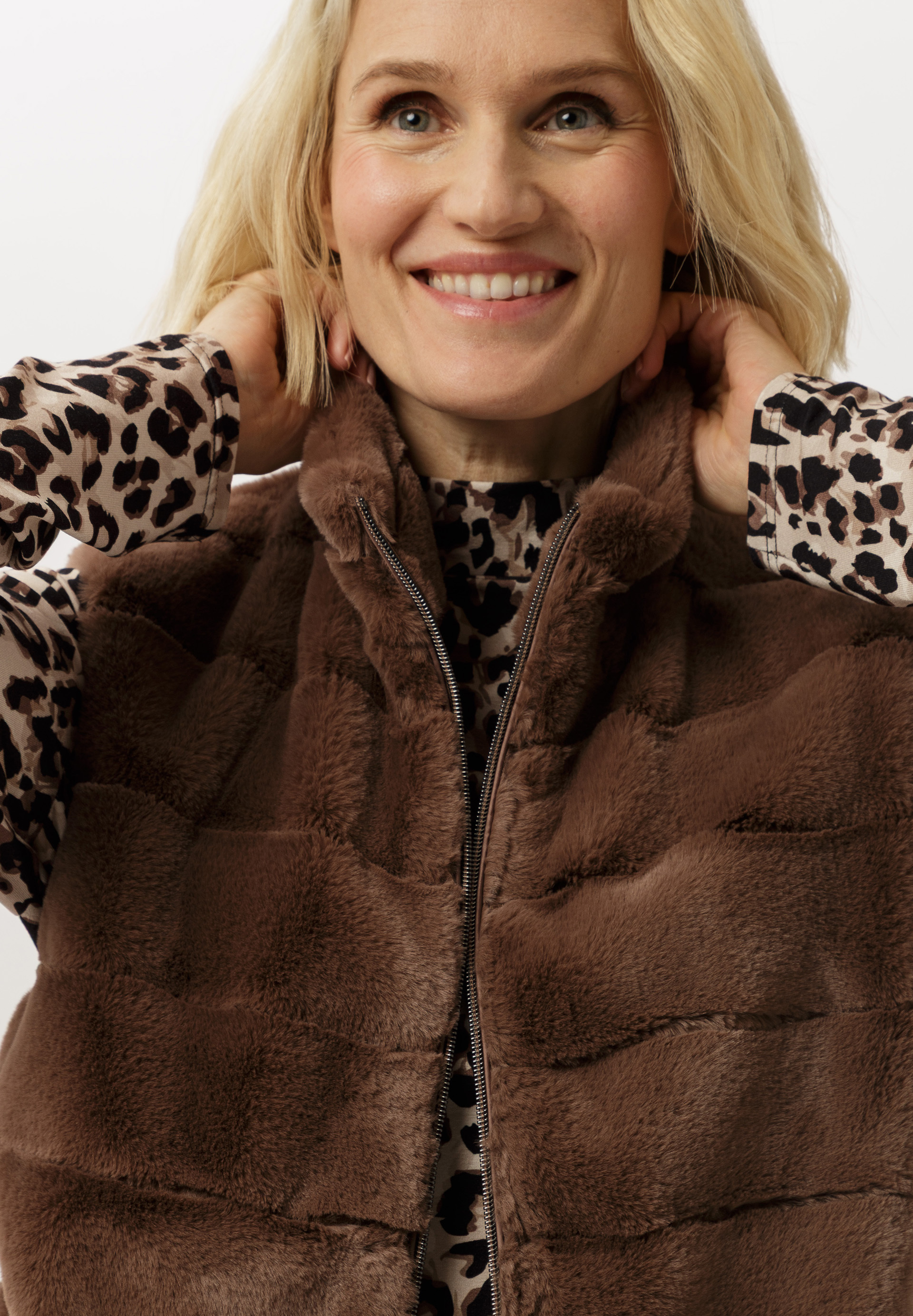 Fellweste mit Stil - Bild 4 Mantel, Jacke, Erwachsener, Person, Frau, Mantel, Jacke, Erwachsener, Person, Frau, Mantel, Jacke, Erwachsener, Person, Frau, Mantel, Jacke, Erwachsener, Person, Frau, Mantel, Jacke, Erwachsener, Person, Frau, Mantel, Jacke, Erwachsener, Person, Frau