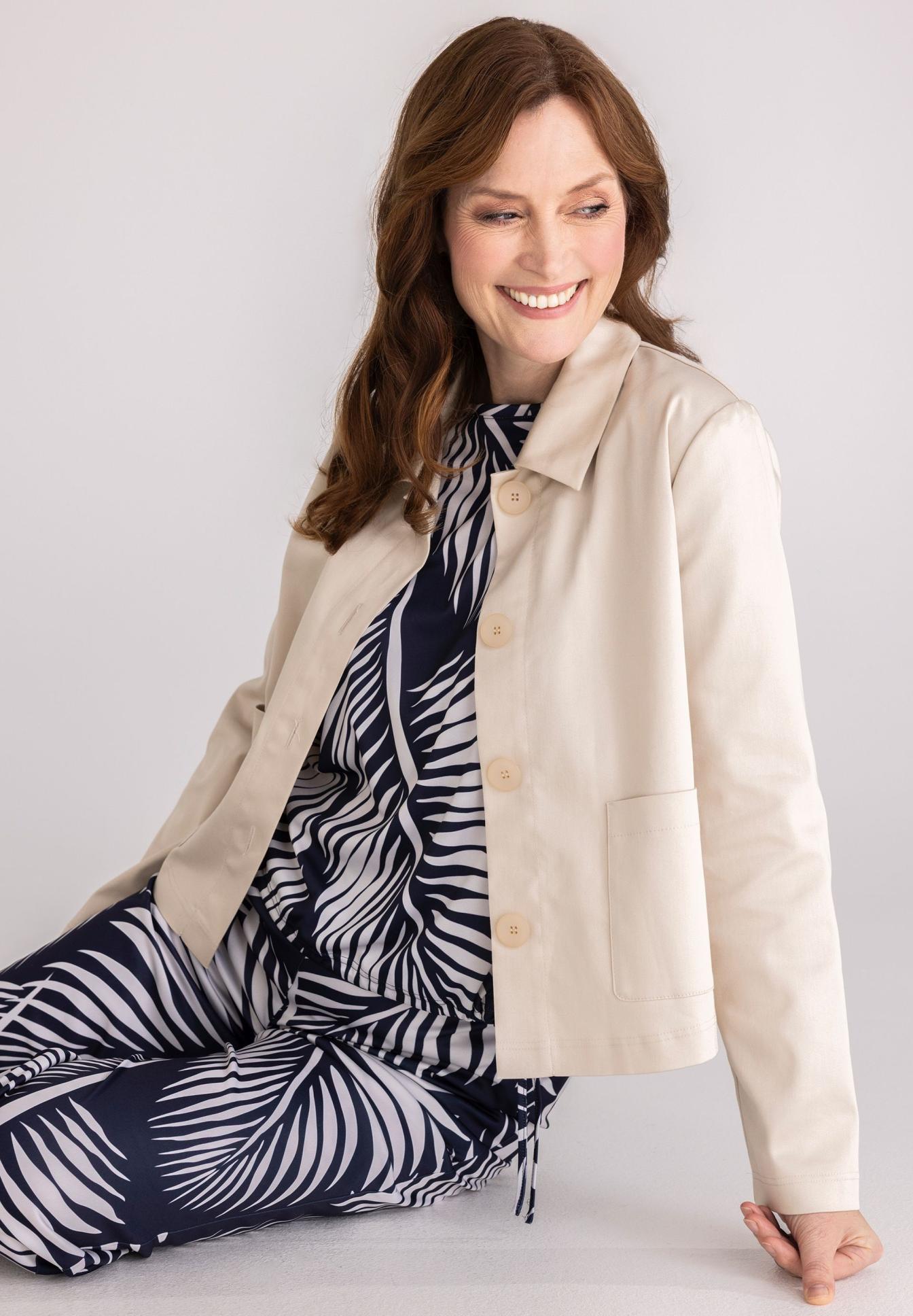 Beige Jacke, Jacke, leichte Jacke, Knopfverschluss, Seitentasche, jacke, beige, knöpfe, palmblattmuster?, stoff?, beige jacke, Jacke, Dschungelmuster?, Blazer?, neutrale Farbe, beige Jacket, Knopfjacke, einfarbig, Tasche, Brusttasche