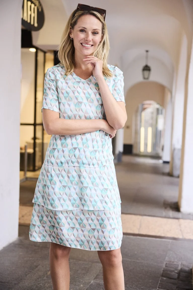Dame in einem hellblauen Sommerkleid 