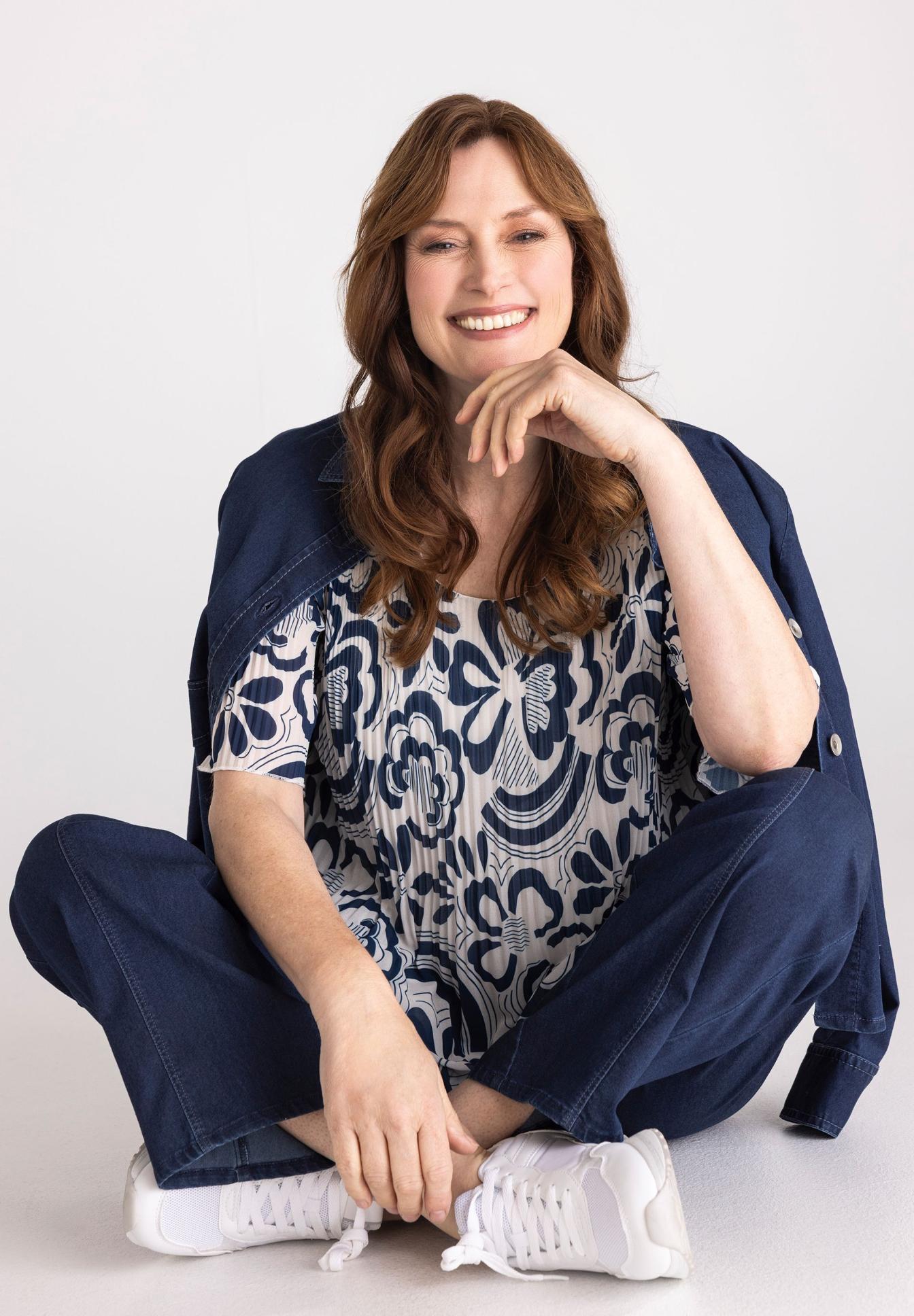 damenshirt, blusentop, blaues-ornamentenmuster, jeansjakke, sportschuhe