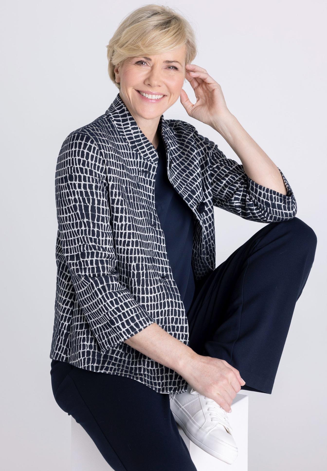 Blazer, gemustertes Jacket, Navy, Dreiviertelärmel, casualer Anzug, Blazer, Jacket, Geometrisches Muster, Hemdjacke, Damenmode, Blazer, Karo Muster, Jacke, Damenoberteil, Blazer Muster, Jacket, Patterned blazer, Cropped blazer, Navy blue, White sneakers