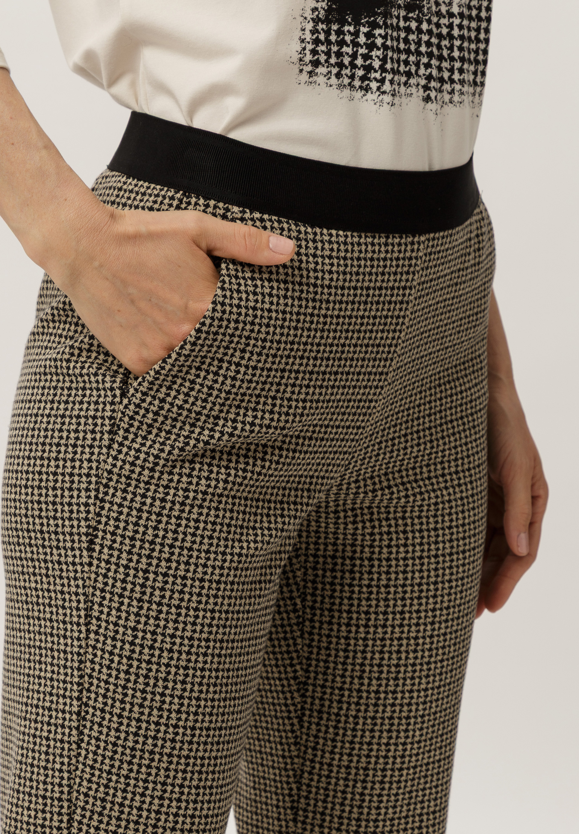 Hose mit elastischem Bund - Bild 4 Bekleidung, Hosen, Person, Kurze Hose, Bekleidung, Hosen, Person, Kurze Hose, Bekleidung, Hosen, Person, Kurze Hose, Bekleidung, Hosen, Person, Kurze Hose, Bekleidung, Hosen, Person, Kurze Hose, Bekleidung, Hosen, Person, Kurze Hose