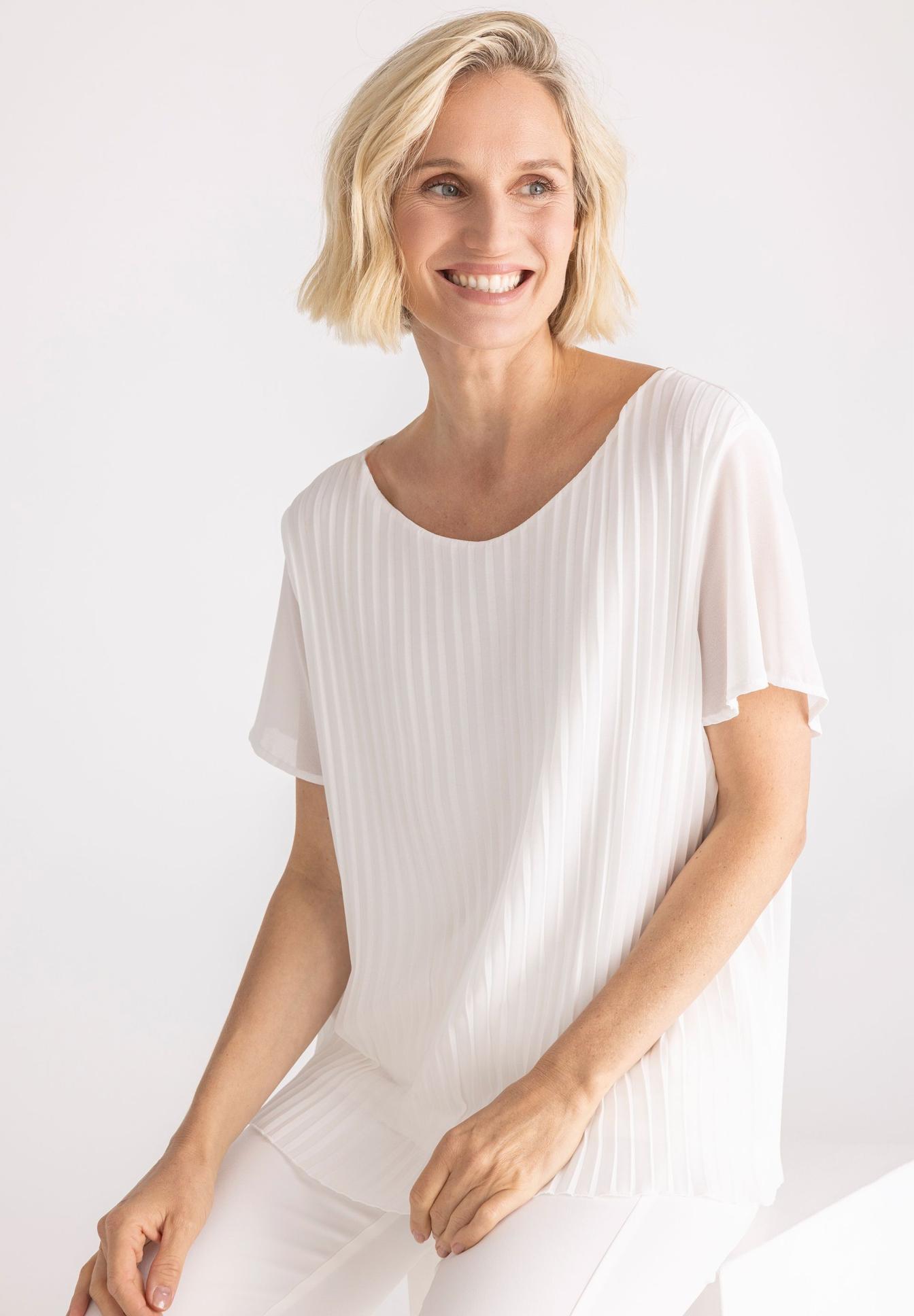 weisses oberteil, blusenshirt, plattenstruktur, leichter stoff, kurzerarm, bluse, weite schnitt, weiße farbe, falten, leichte oberseite, blusenschnitt, weiß, Plissee, Kurzarm, legenes Top, white blouse, pleated top, kurzärmlig, erson crepe, damenoberteil