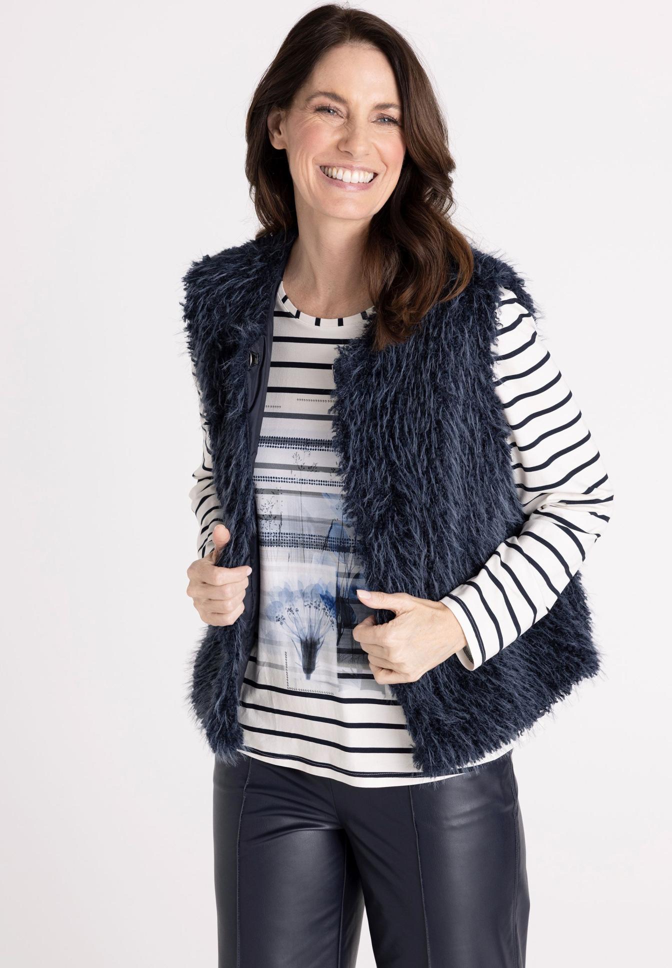 Fell-imitations-Weste, dunkelblaue Weste, gestreiftes Oberteil, weiche Textur, Outerwear, strickweste, flauschig, strickware, marineblau, plüschig, Fleece-Weste,  Navy-Weste, gestreiftes-Hemd, Langarm, Damen