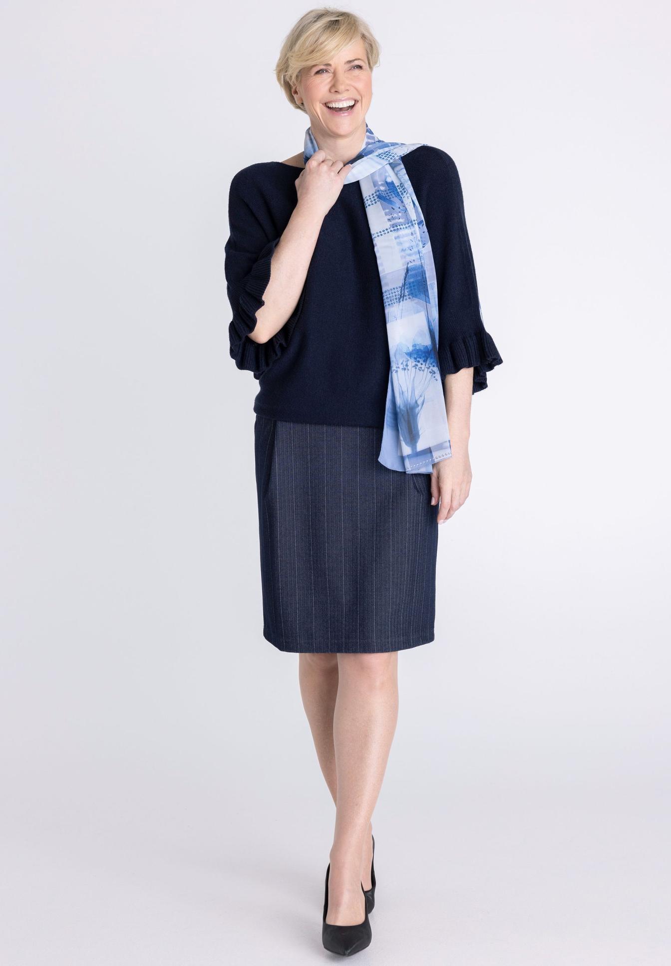 damenkleid, navy, Kleid, Schal, Rock, Damenoberteil, Birkenstoff, Pullover, Schal, Kombination aus Dunkelblau, Knopflose Kleidung, Wollpullover, Schal, Medium Dunkelblau, Streifenfreie Hose, damenkleid, bluse, schal, knielänge, denim-skirt