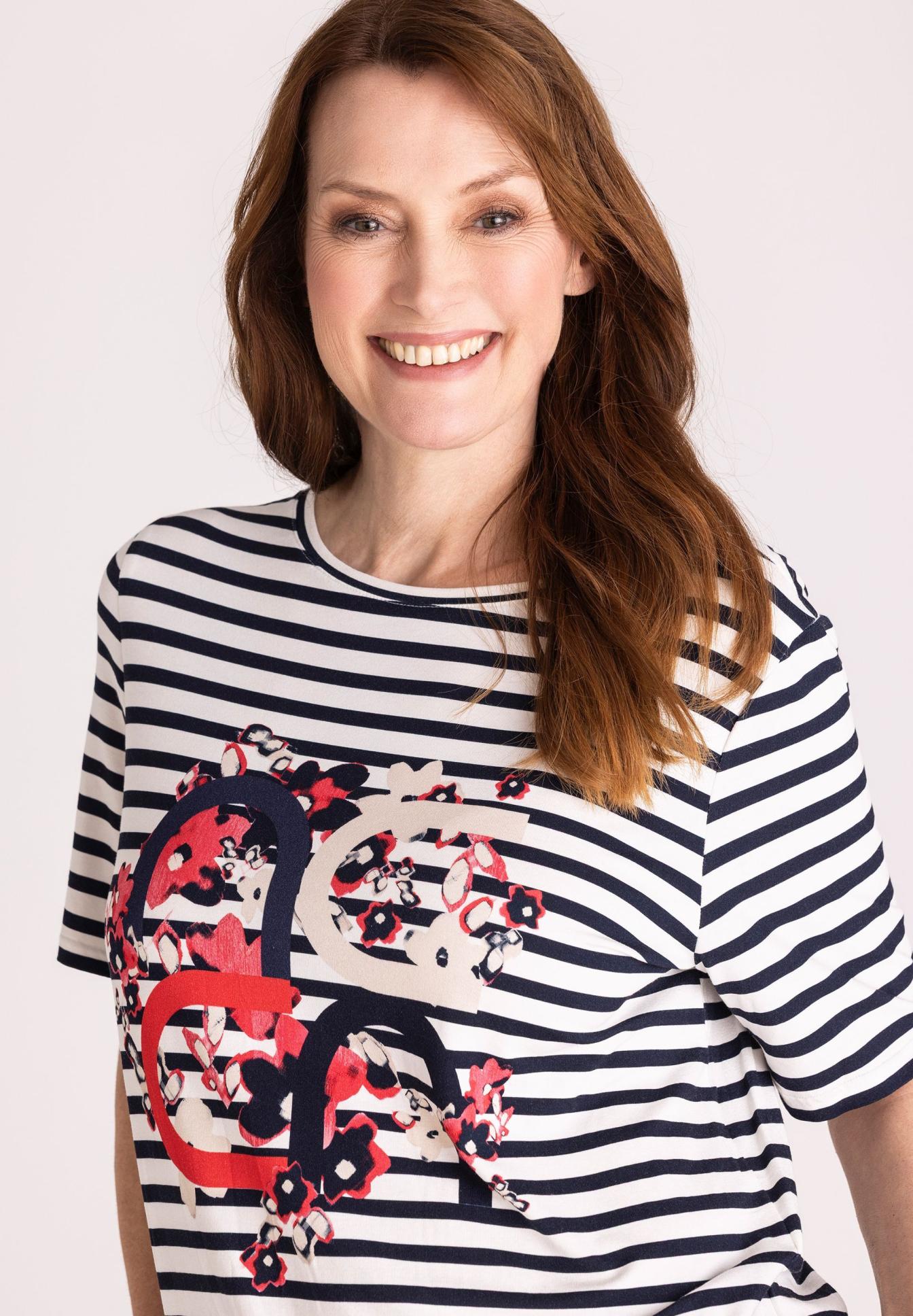 T-shirt, Person, Lächeln, Erwachsener, Frau, T-shirt, Person, Lächeln, Erwachsener, Frau