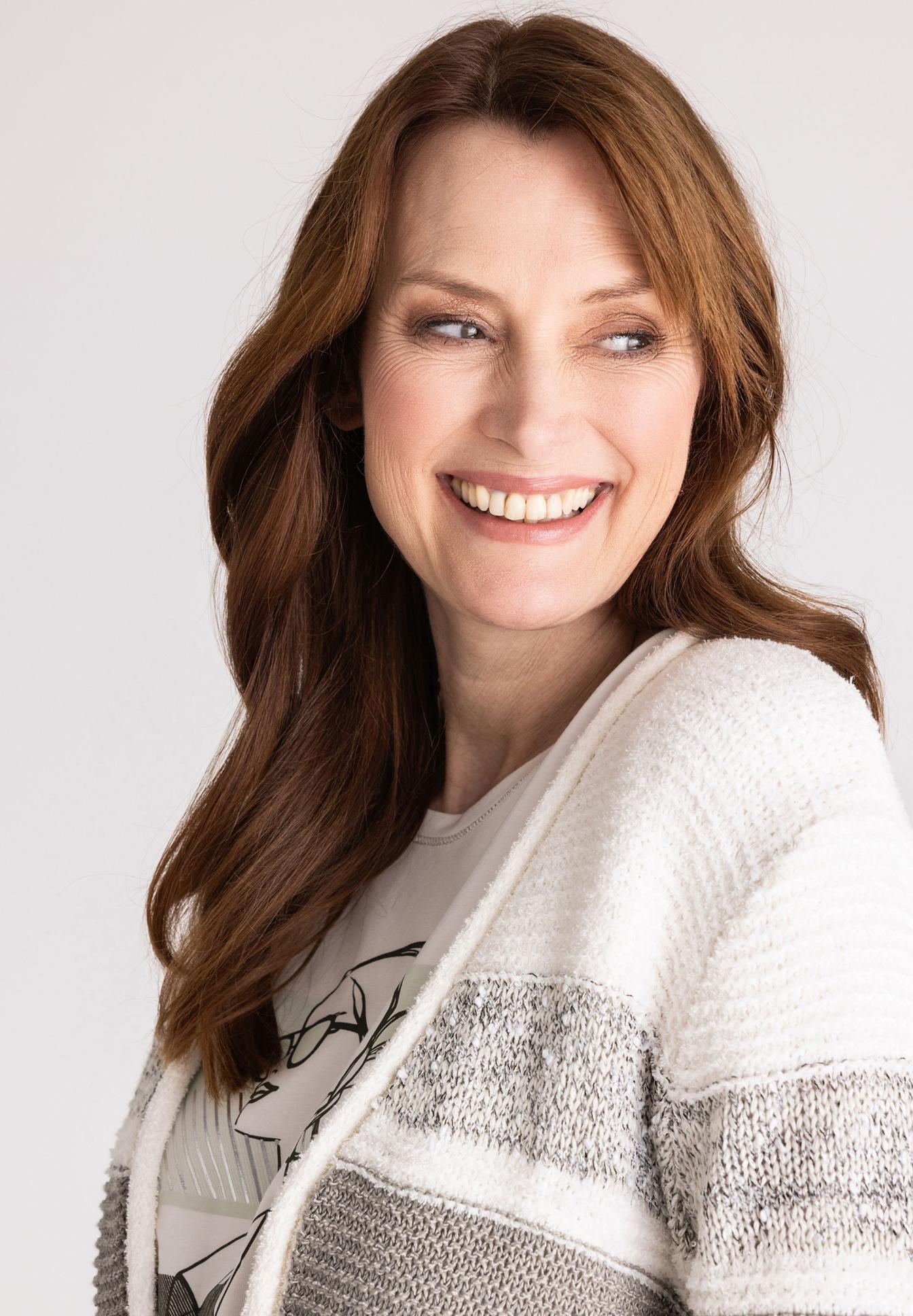 haarfarbe braun, langes haar, cardigan, strickjacke, weiche textur