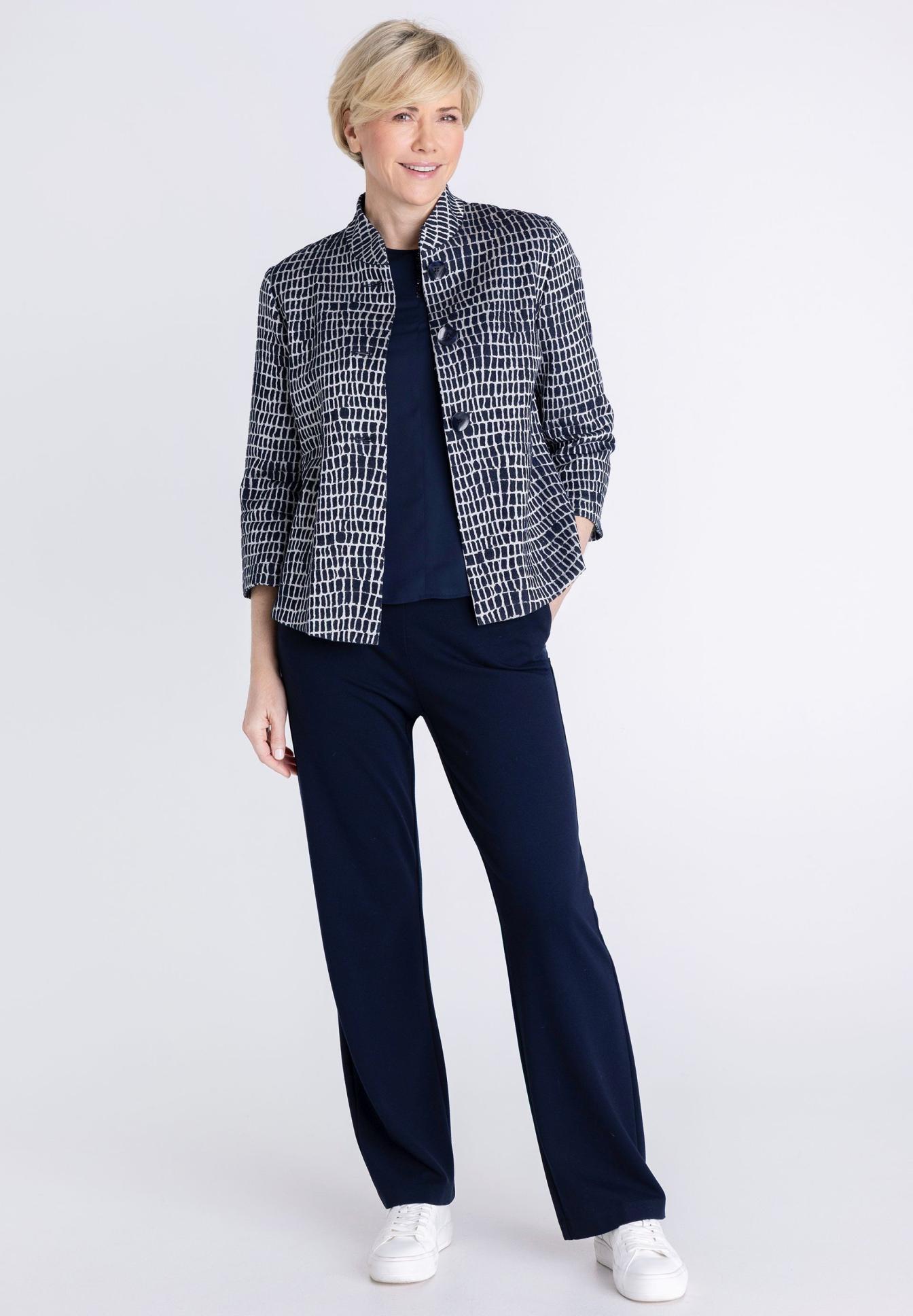 jacke, gemustertes jacke, marine blazer, lange hose, weiße sneakers, Hintergrund NEUTRAL, Jacke Muster, Navy Blau, Hose lang, Sneaker Weiß, Blazer, Karo Muster, Jacke, Navy Blau, Hose, blazer, jacke, muster, marine, hose