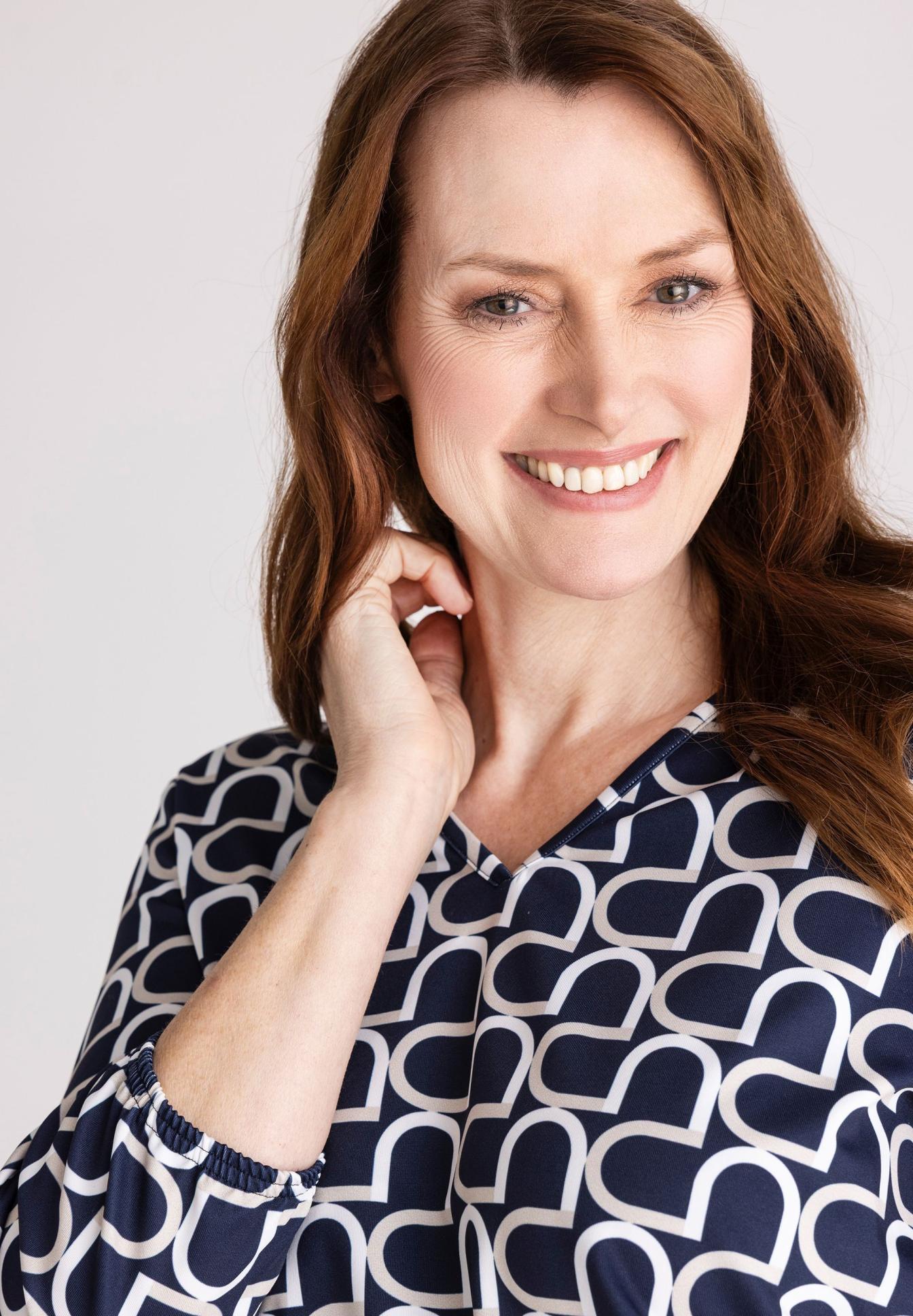 bluse, geometrischer musterdruck, langarm, navy, viskose, bluse, muster, longarm, navy, elegant