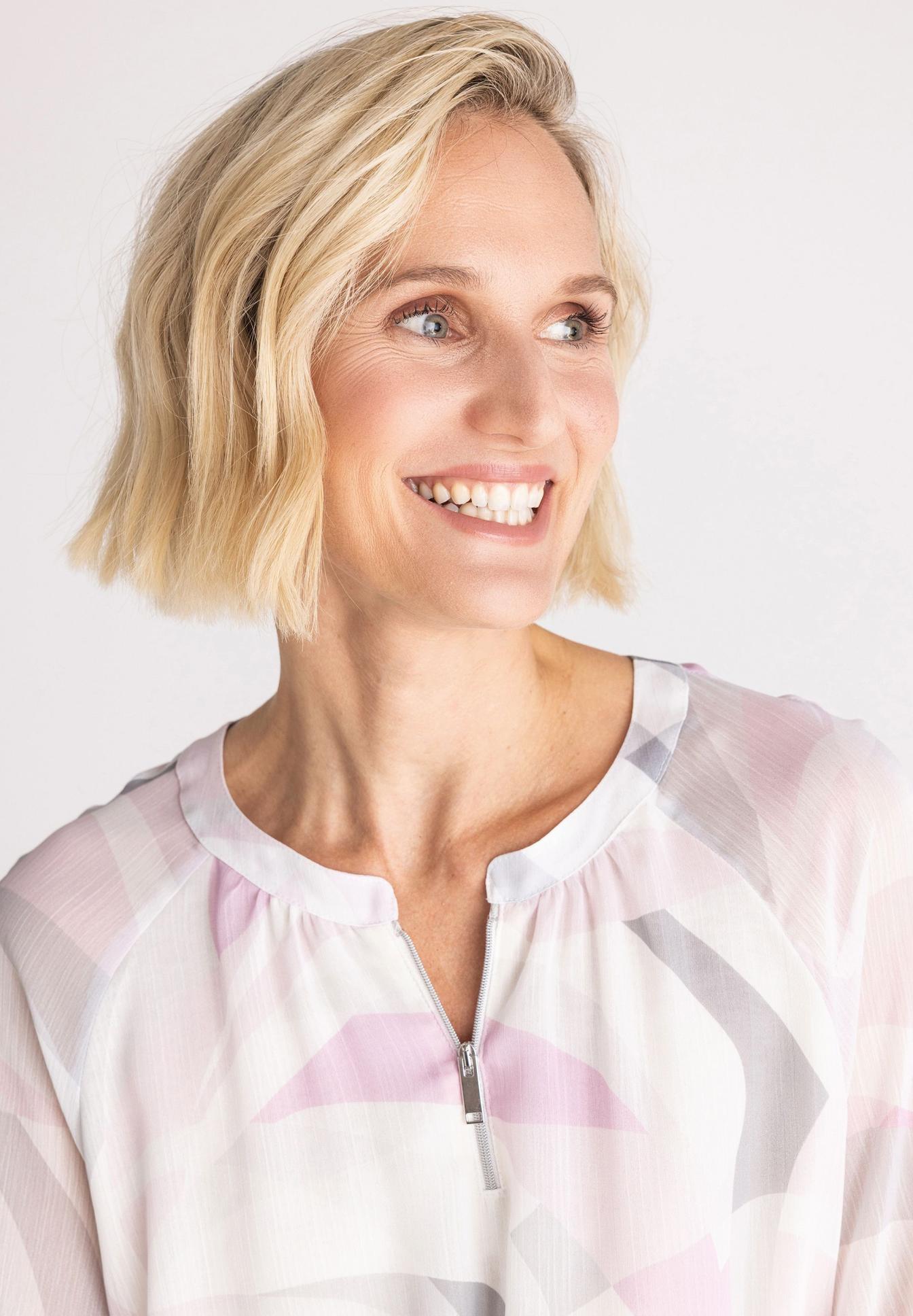 Blond, Kurzhaar, Lächelnde Frau, Reißverschluss, Bluse, blonde Kurzhaar, Gesicht, Reißverschluss, Muster, Blusenshirt, blondes Haar, Frau, Reißverschluss Oberteil, Pastellmuster, kurze Ärmel