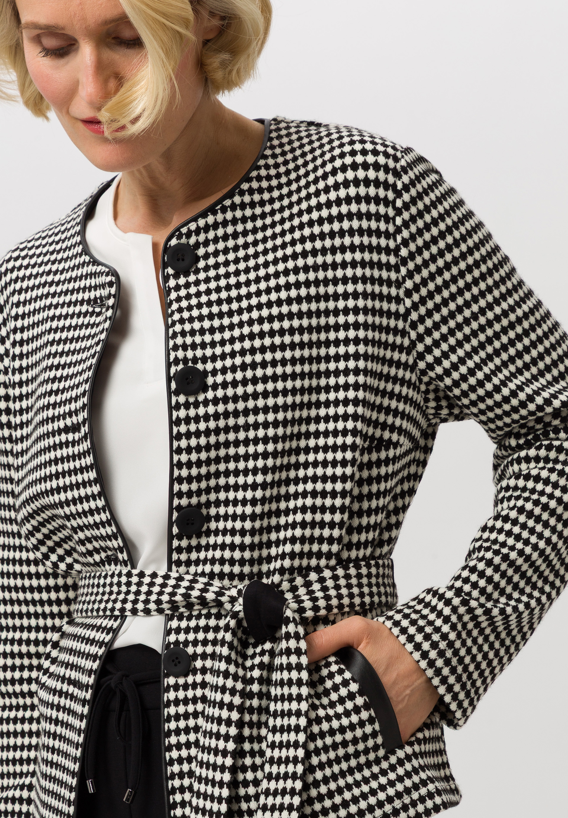 Knitted blazer with contrasting piping and tie belt - Bild 4 Mantel, Pullover, Erwachsener, Person, Frau, Mantel, Pullover, Erwachsener, Person, Frau, Mantel, Pullover, Erwachsener, Person, Frau, Mantel, Pullover, Erwachsener, Person, Frau, Mantel, Pullover, Erwachsener, Person, Frau