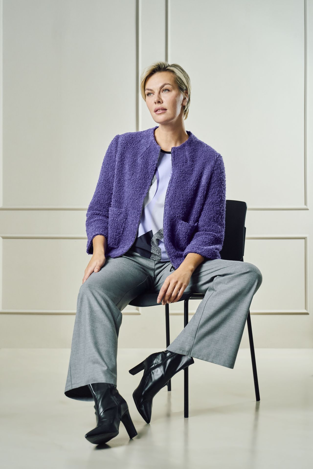 lila jacke, bouclé jacke, strickjacke, graue hose, schwarze stiefeletten