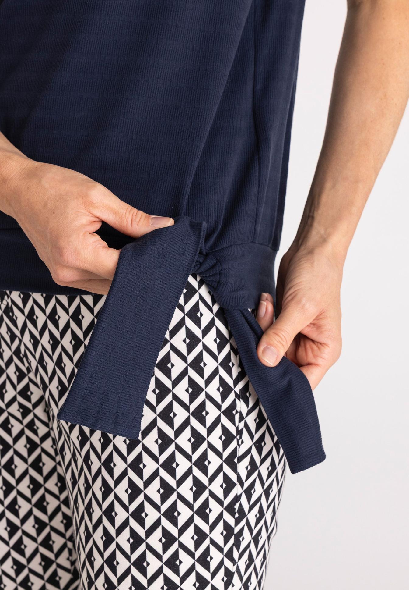 Navy top, Krawattendetail, Langarm, Strickstoff, Geometrischer Rock, Navytop, Knopfband, Seitentasche, Rippstrick, Geometrischer Muster, Knopfband, Raffverschluss, Navy, Rippenstruktur, Geometrischer Muster