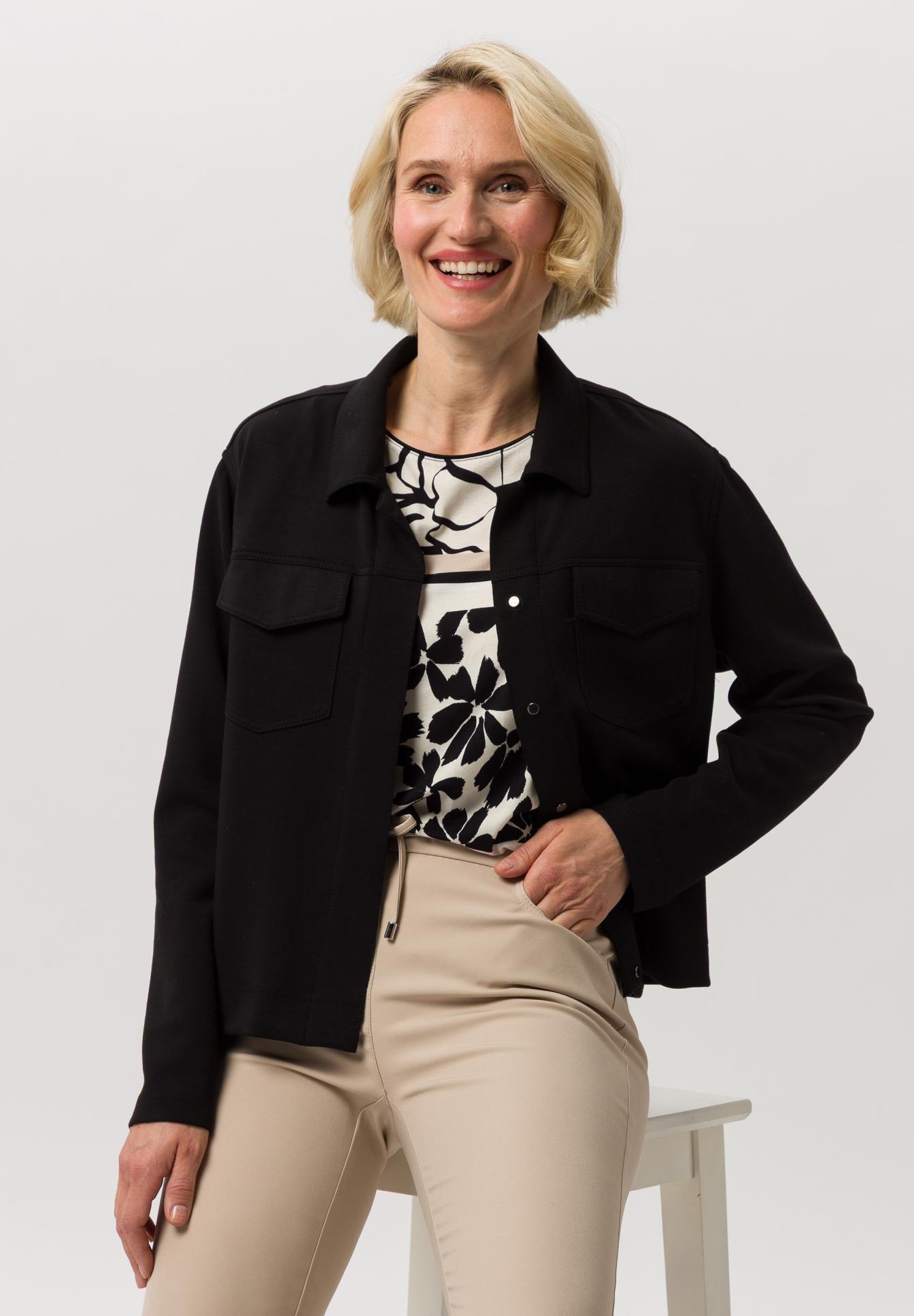 jacke, schwarz, blusenoberteil, beige hose, blumiges Muster, jacke, schwarz, shirt, bluse, hose, jacket, schwarz, khakifarbene hose, drucktop, bluse, jacke, schwarz, leder?, blumenmuster?, beige hose, jacke, schwarz, bluse, muster-blumen, beige-hose