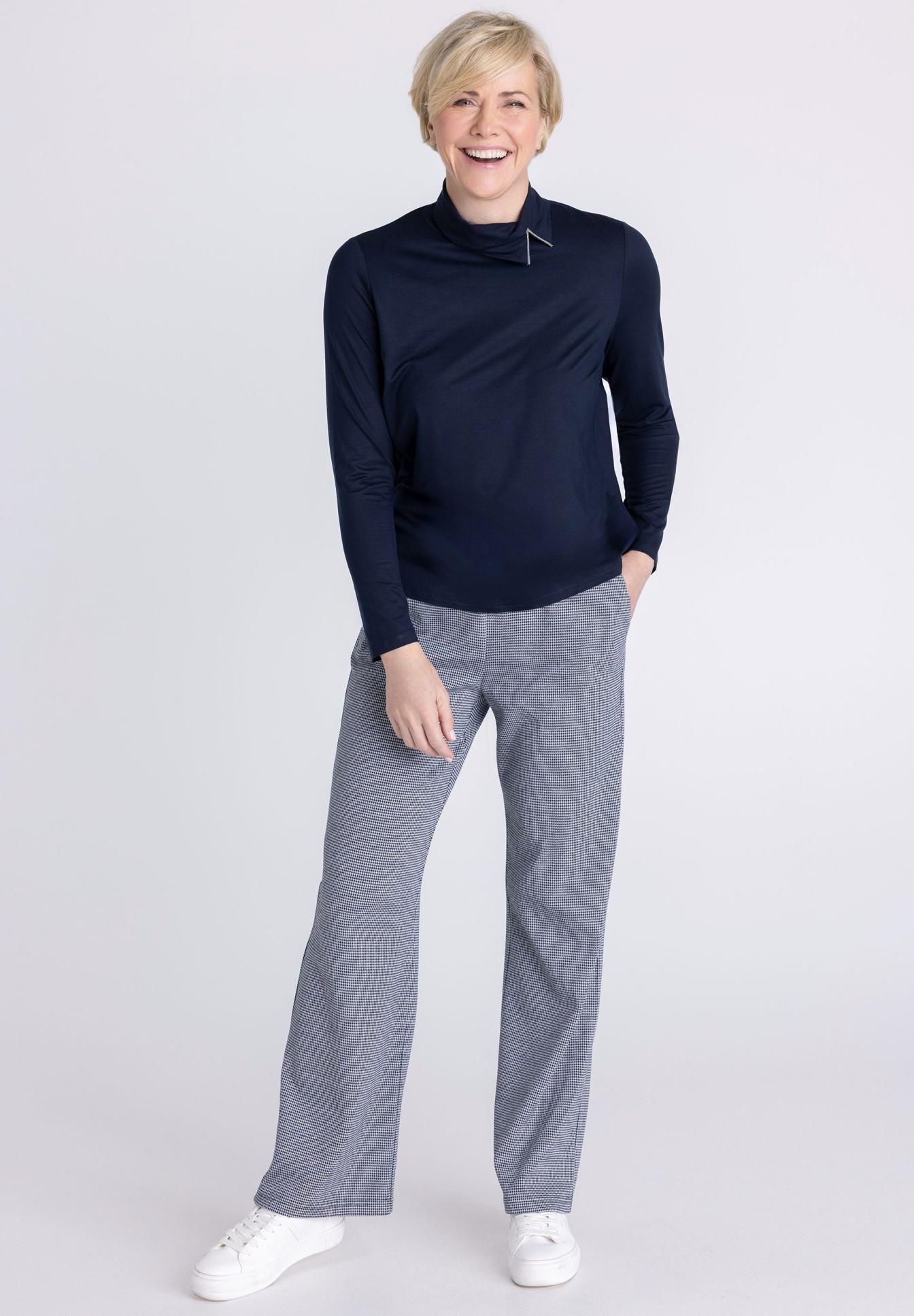 Hose, Hahnentritt, Grau, Weiß, Langarmtop, langlauf, pullover, dunkelblau, tunika, hosen, Navytop, Longsleeve top, Collar detail, Dark blue, Wide-leg pants, dunkelblaues Langarmshirt, rollkragen, hose mit Mini-Muster, cordhose?, weiße sneakers