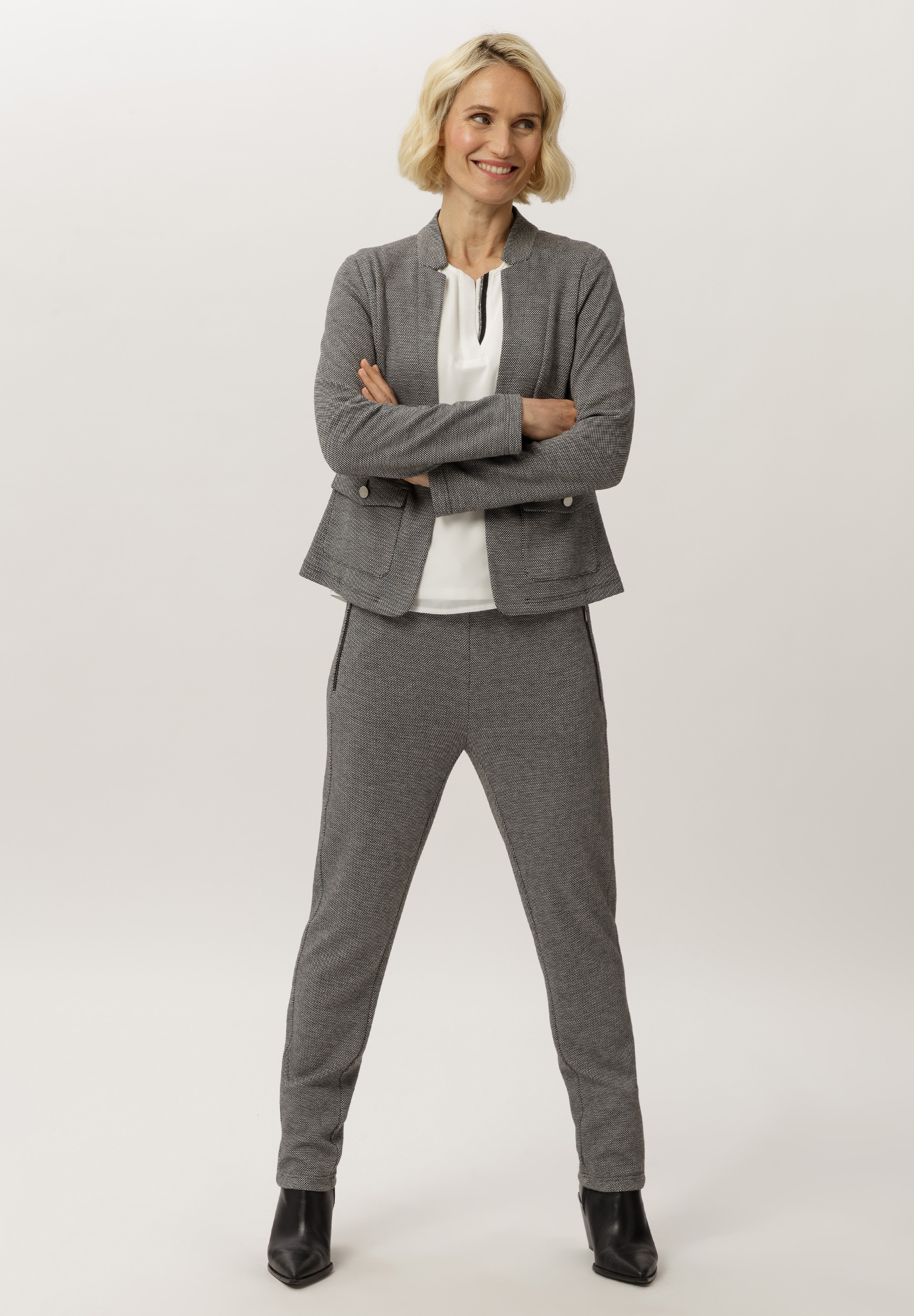 Blazer mit offener Front und Verschlusshaken - Bild 3 Formelle Kleidung, Anzug, Mantel, Jacke, Person, Formelle Kleidung, Anzug, Mantel, Jacke, Person