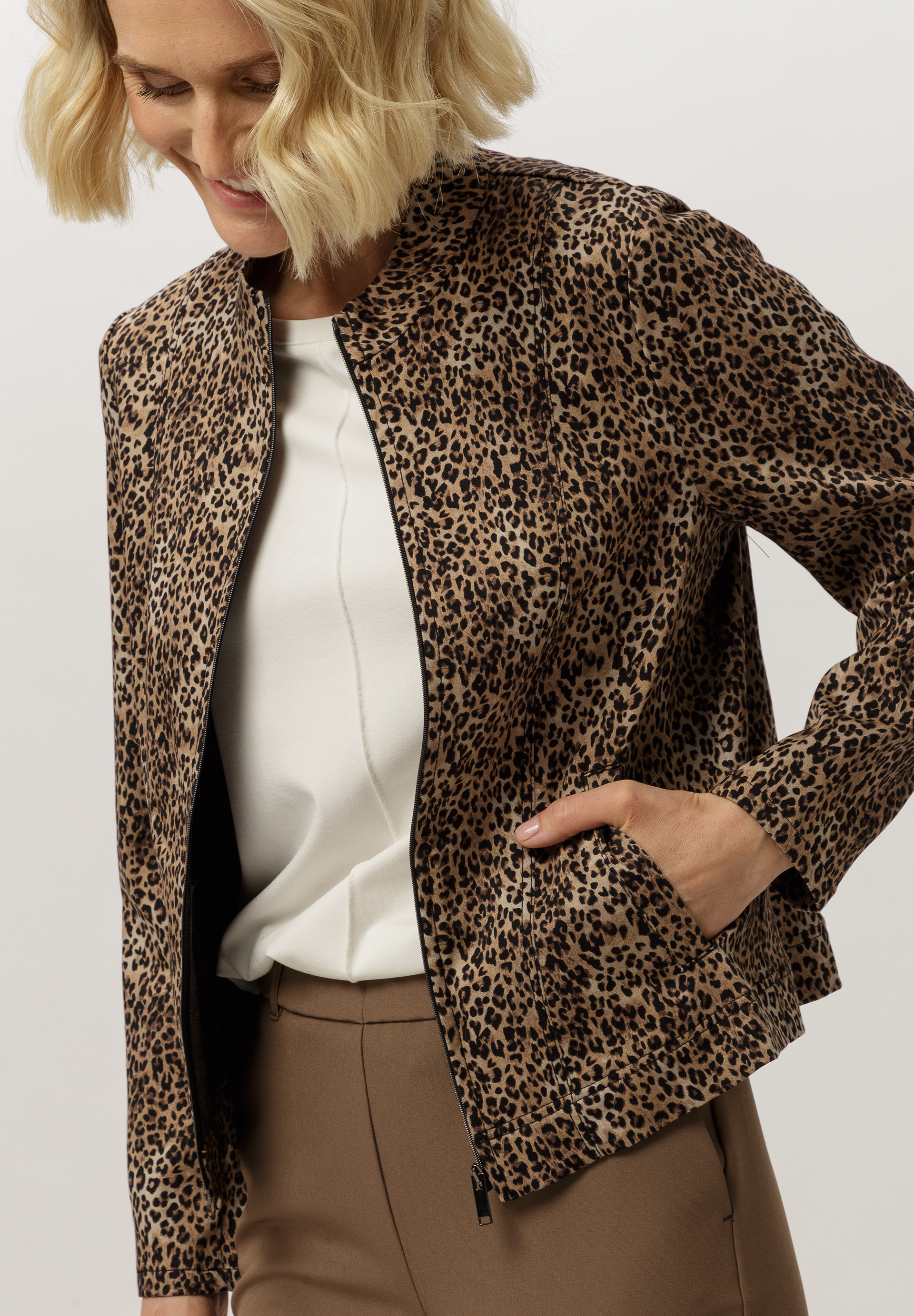Blazer In trendy animal print - Bild 4 Mantel, Jacke, Blazer, Pullover, Bluse, Mantel, Jacke, Blazer, Pullover, Bluse, Mantel, Jacke, Blazer, Pullover, Bluse