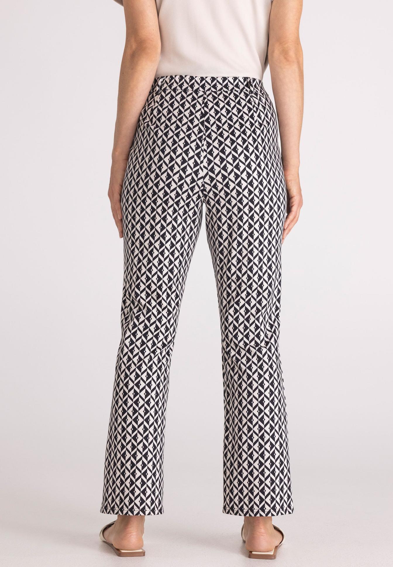 Hose, Pattern, Geometrisch, Weiß, Schwarz, Hose, Musterhose, geometrischer Druck, weite Beine, Rückseite sichtbar, Pants, Musterhose, Geometrisches Muster, Weite Beine, Schwarz-Weiß, Hose, Gemusterte Hose, Geometrisches Muster, Schwarzweiß, Weite Beine