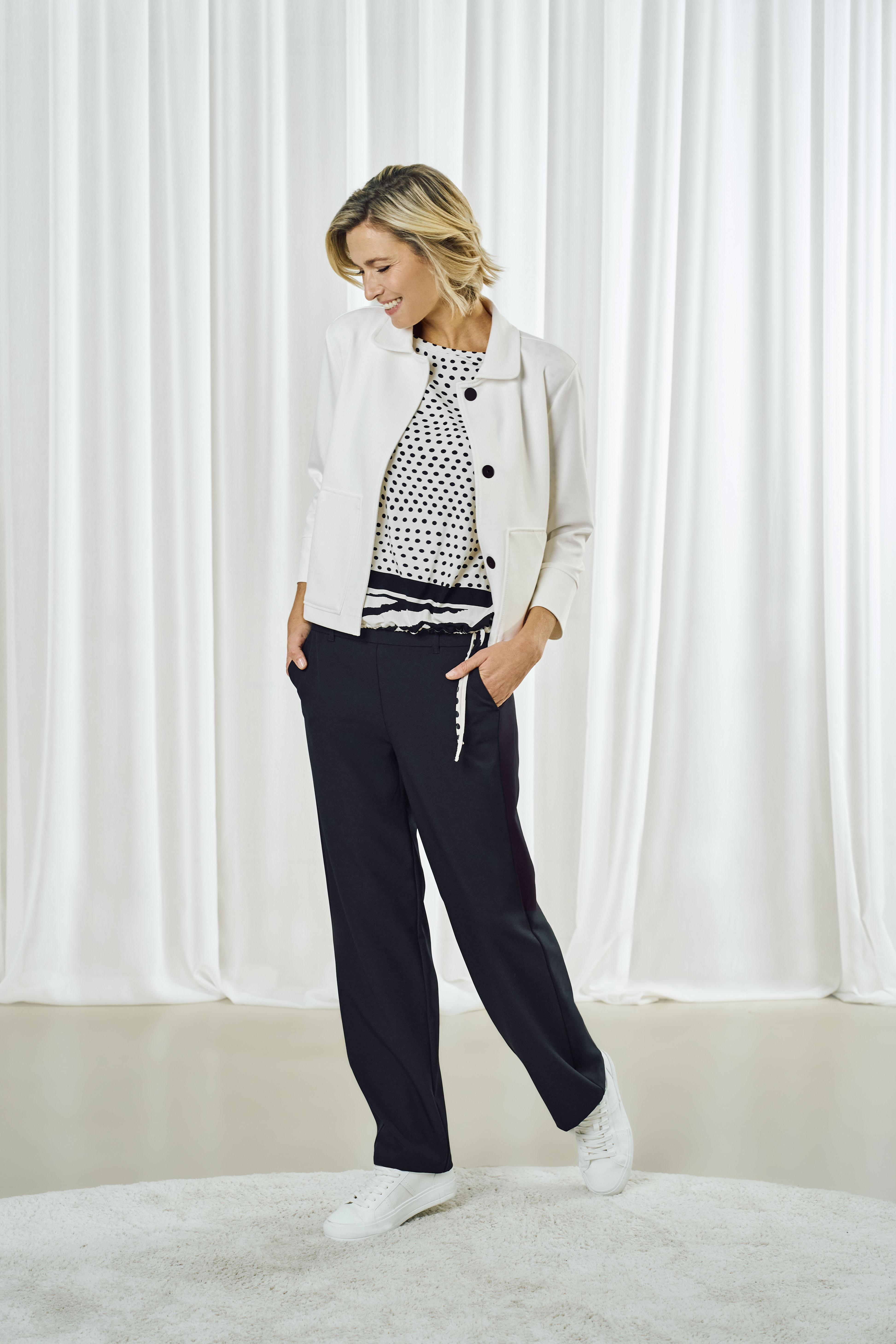 jacke, Mantel, Blazer, creme, Punktemuster, Hose, marineblau, Pullover, Outfit, Sneaker
