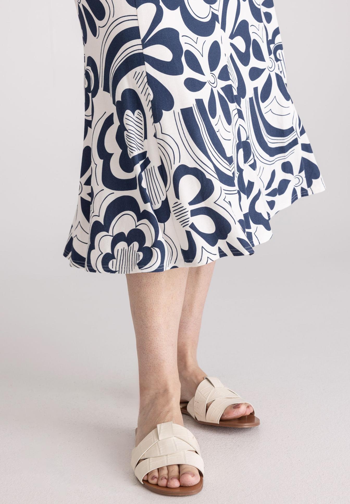 Midi, Kleid, Blumenmuster, Navytöne, Sandalen