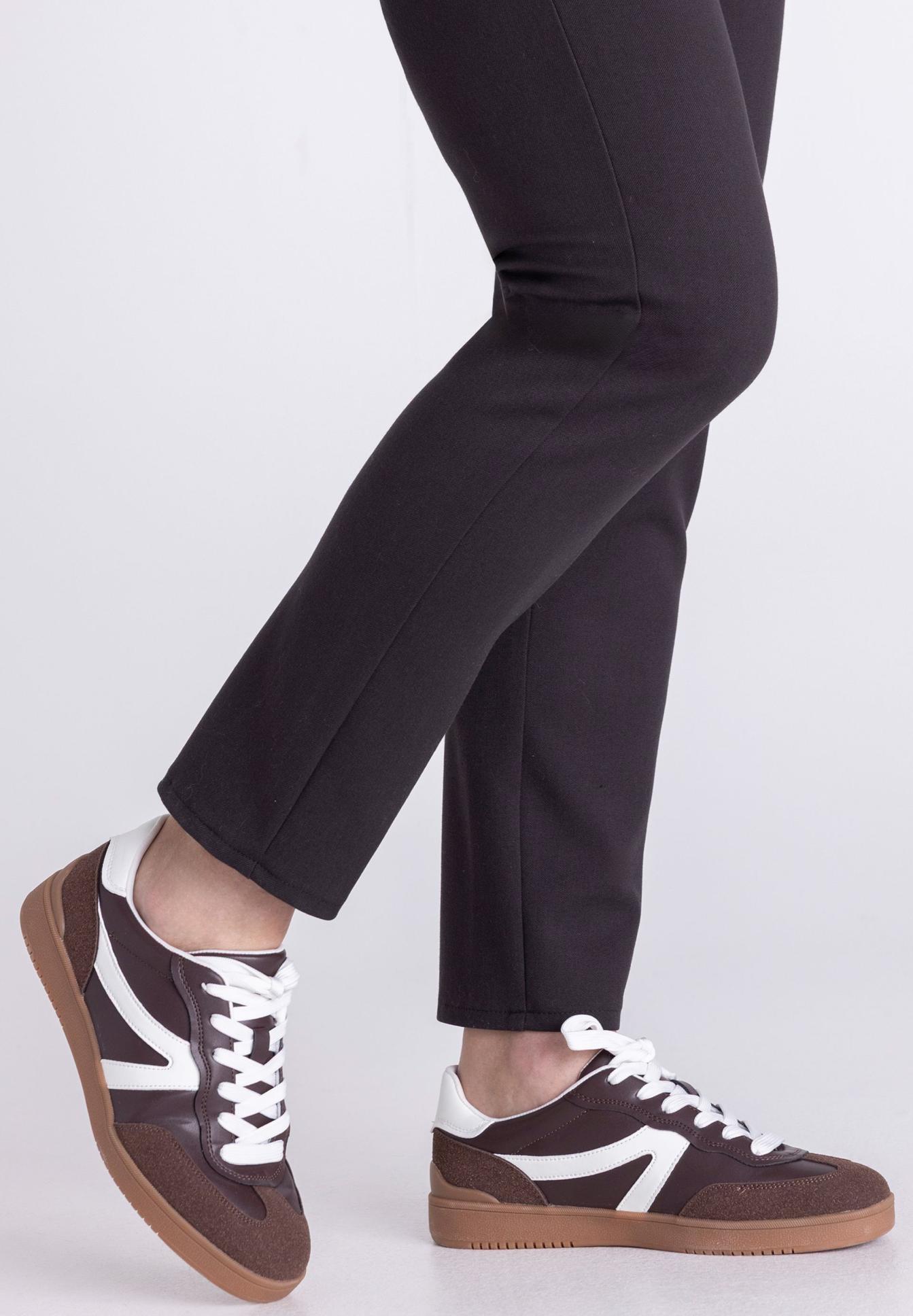 Schuhe, Sneaker, Laufschuhe, braune Sohlen, schwarze Hose, Hose, Schuhe, Sneaker, schwarz, Gummisohlen, Sneaker, Low-top, Brown, White accents, Athletic shoe