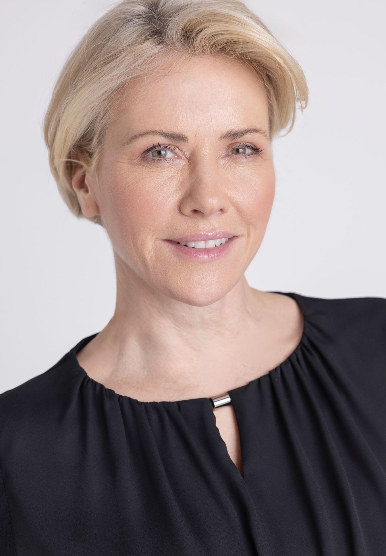 Frauenkopf, kurze Haar, blond, schwarzes Oberteil, Verschlussdetail, Porträt, Frau, Blonde, Schwarzbluse, Halsband, frau, kurzehaare, bluse, schwarz, ausschnitt, blonde Haare, kurzes Haar, Frau, schwarze Bluse, silberner clasp