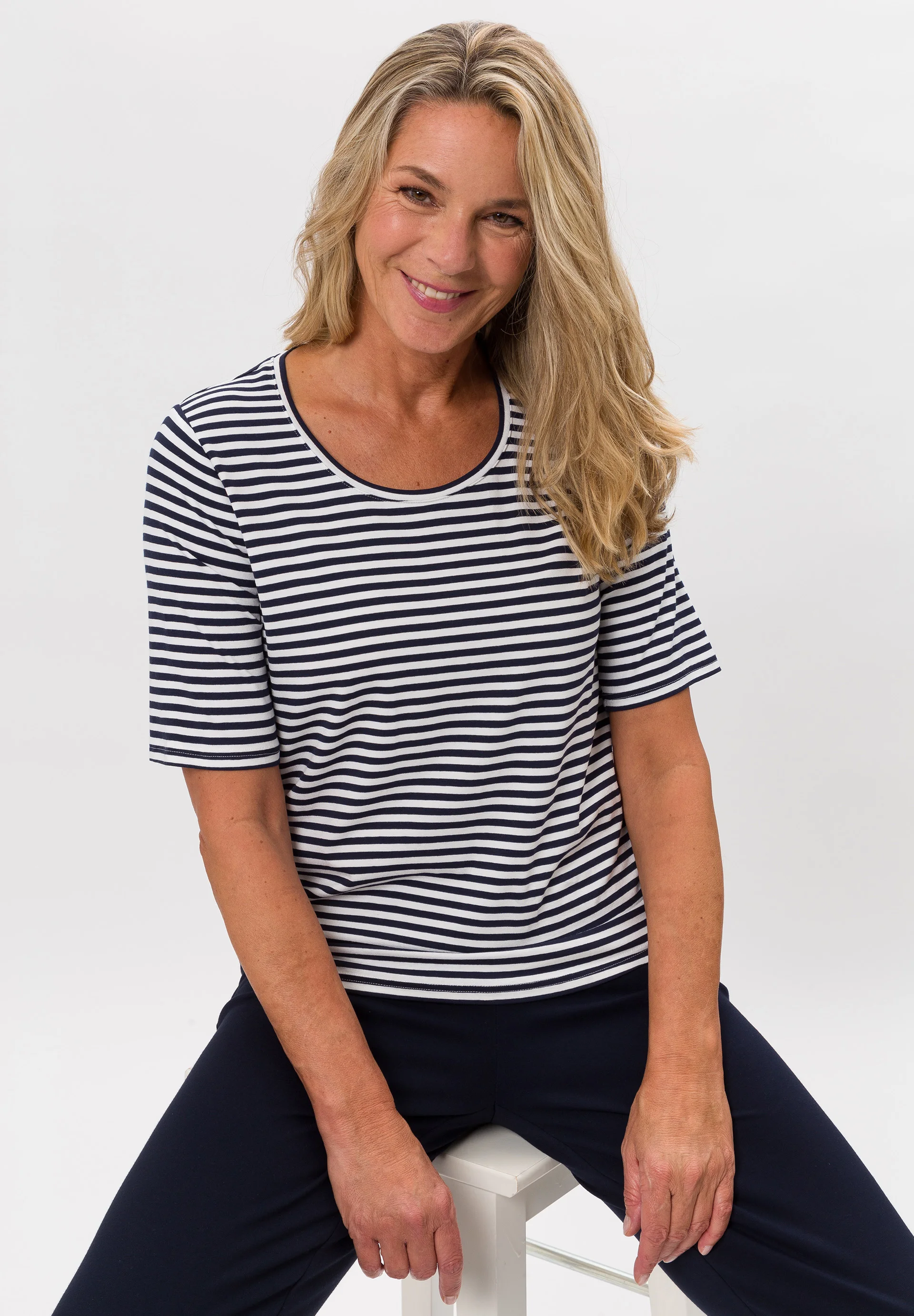 Modelbild Dame die ein gestreiftes Shirt mit dunkler Hose trägt