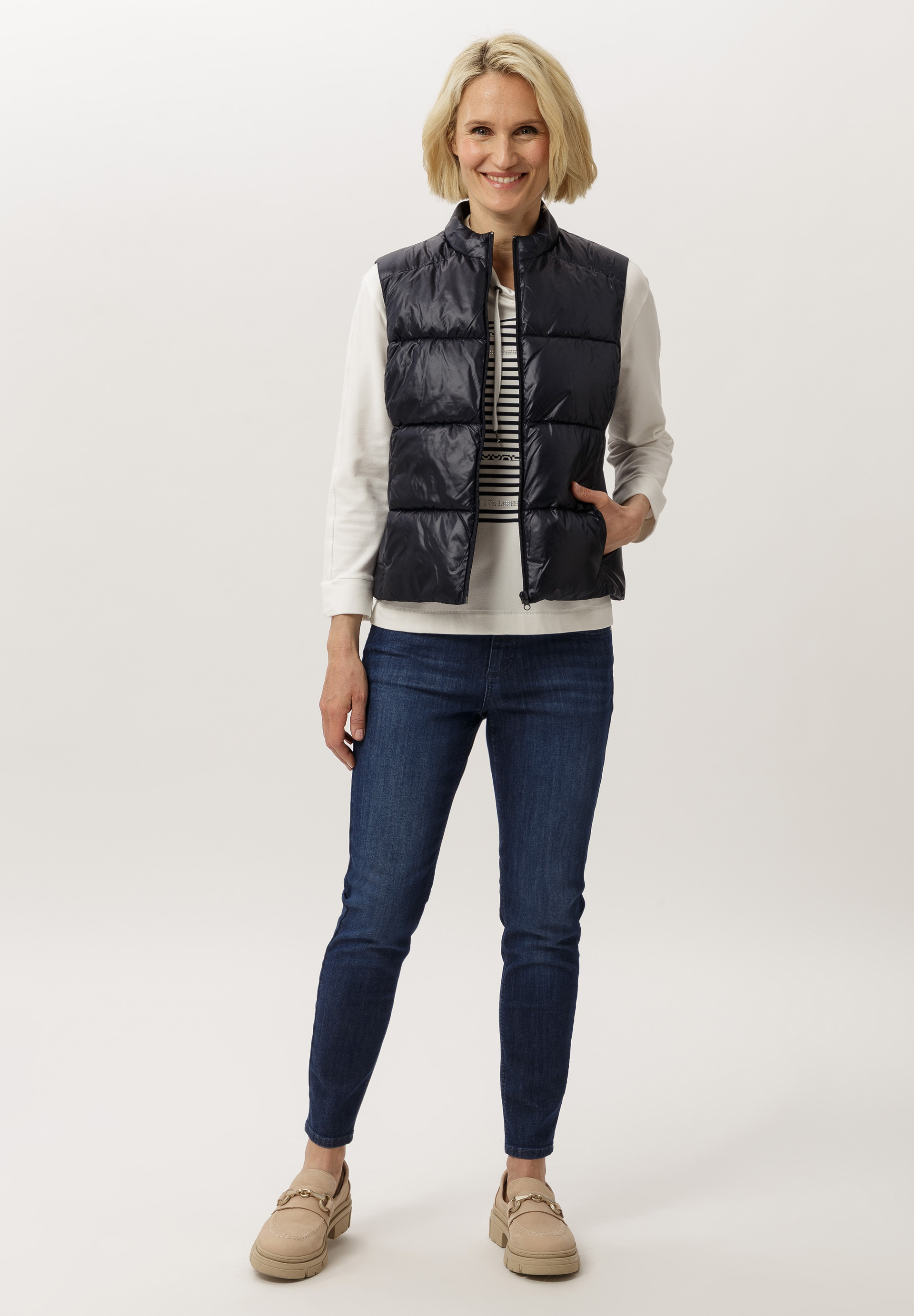 Weste aus funktionalem PES-Stepp - Bild 3 Weste, Mantel, Rettungsweste, Person, Jacke, Weste, Mantel, Rettungsweste, Person, Jacke, Weste, Mantel, Rettungsweste, Person, Jacke, Weste, Mantel, Rettungsweste, Person, Jacke, Weste, Mantel, Rettungsweste, Person, Jacke