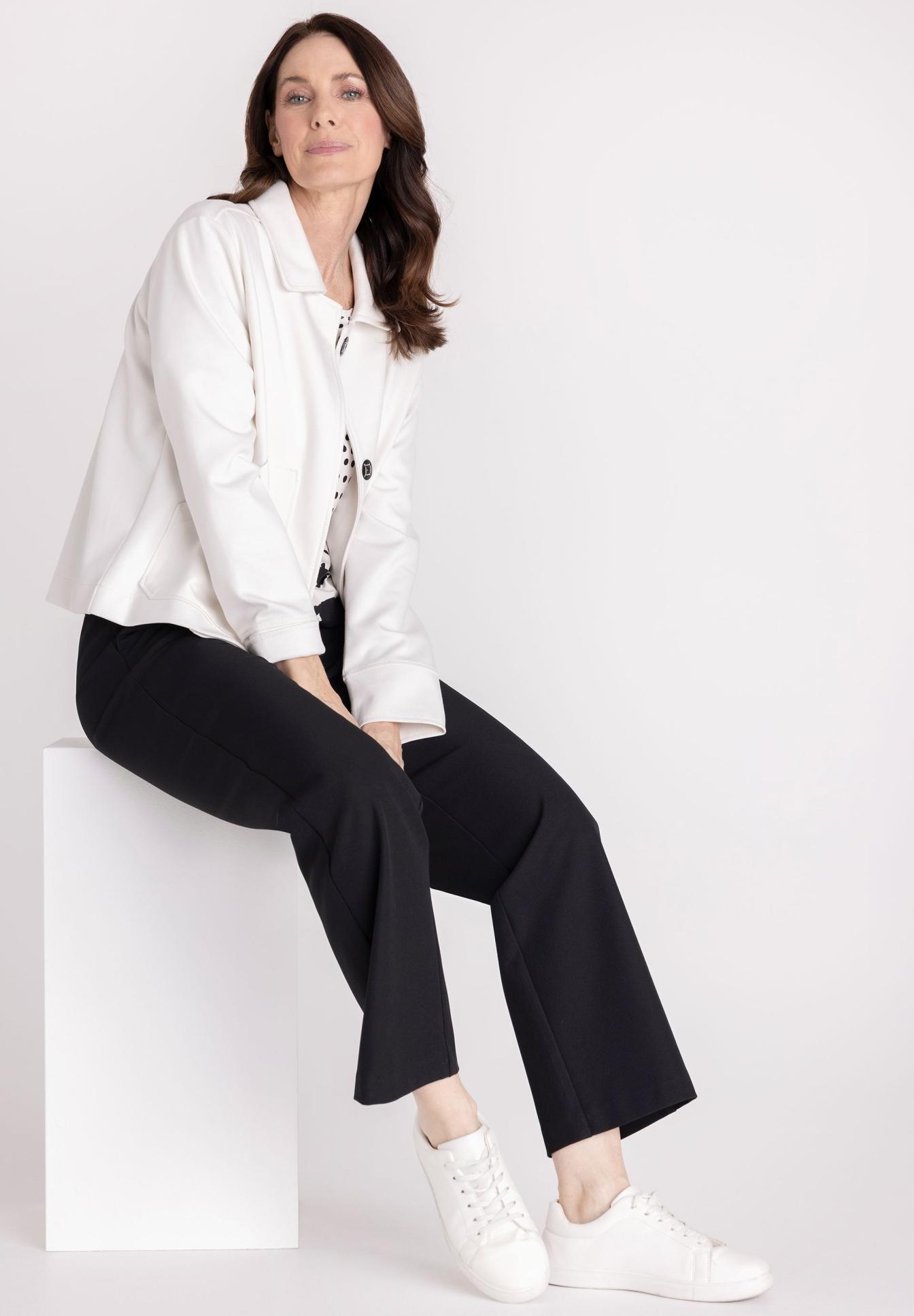 Weißer Blazer, Jacke, schwarze Hose, weiße Sneaker, Monochrom-Set, weiße jacke, schwarz hose, schuhe weiß, casual outfit, normaler kragen
