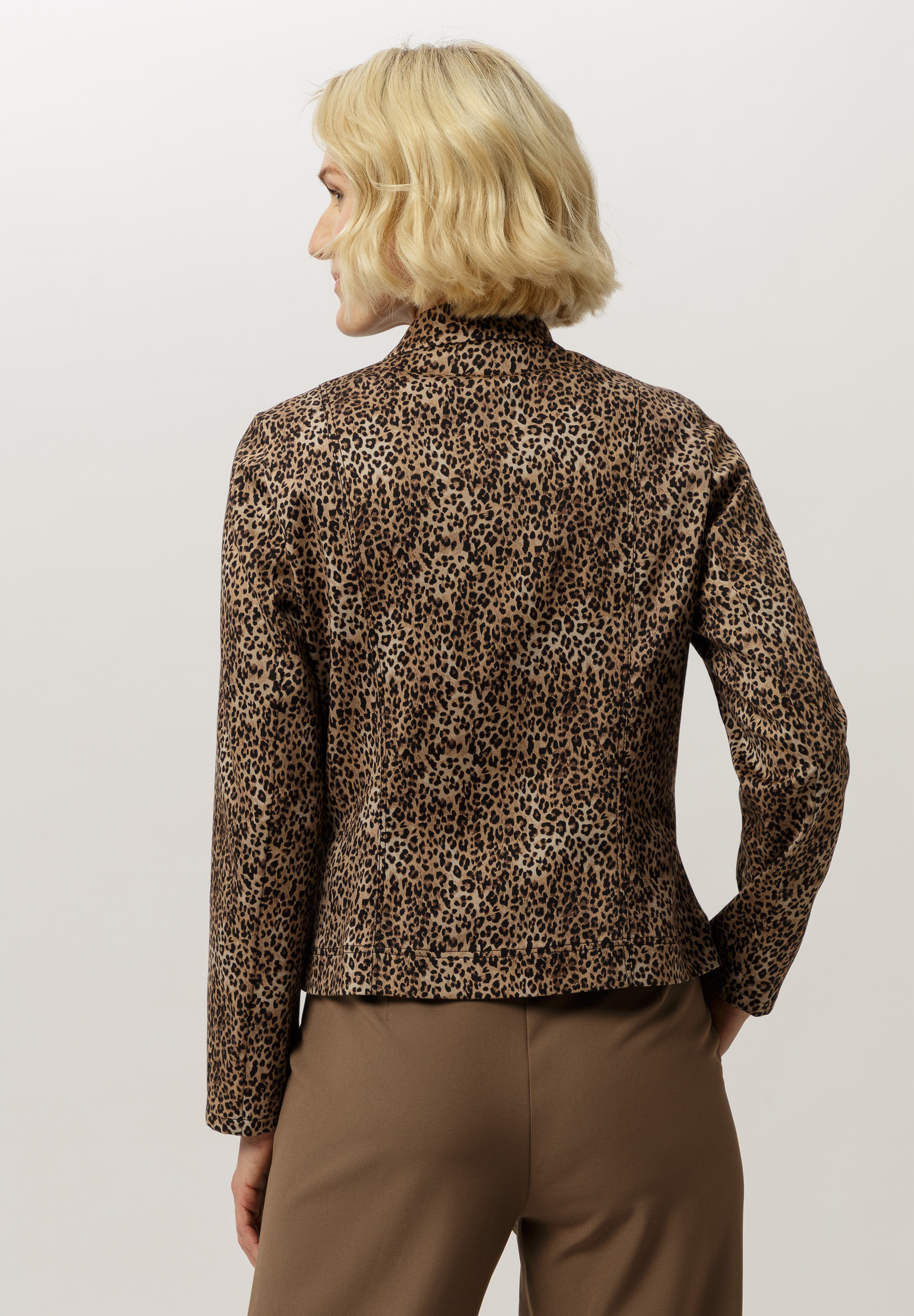 Blazer In trendy animal print - Bild 2 Bluse, Pullover, Erwachsener, Person, Frau, Bluse, Pullover, Erwachsener, Person, Frau, Bluse, Pullover, Erwachsener, Person, Frau