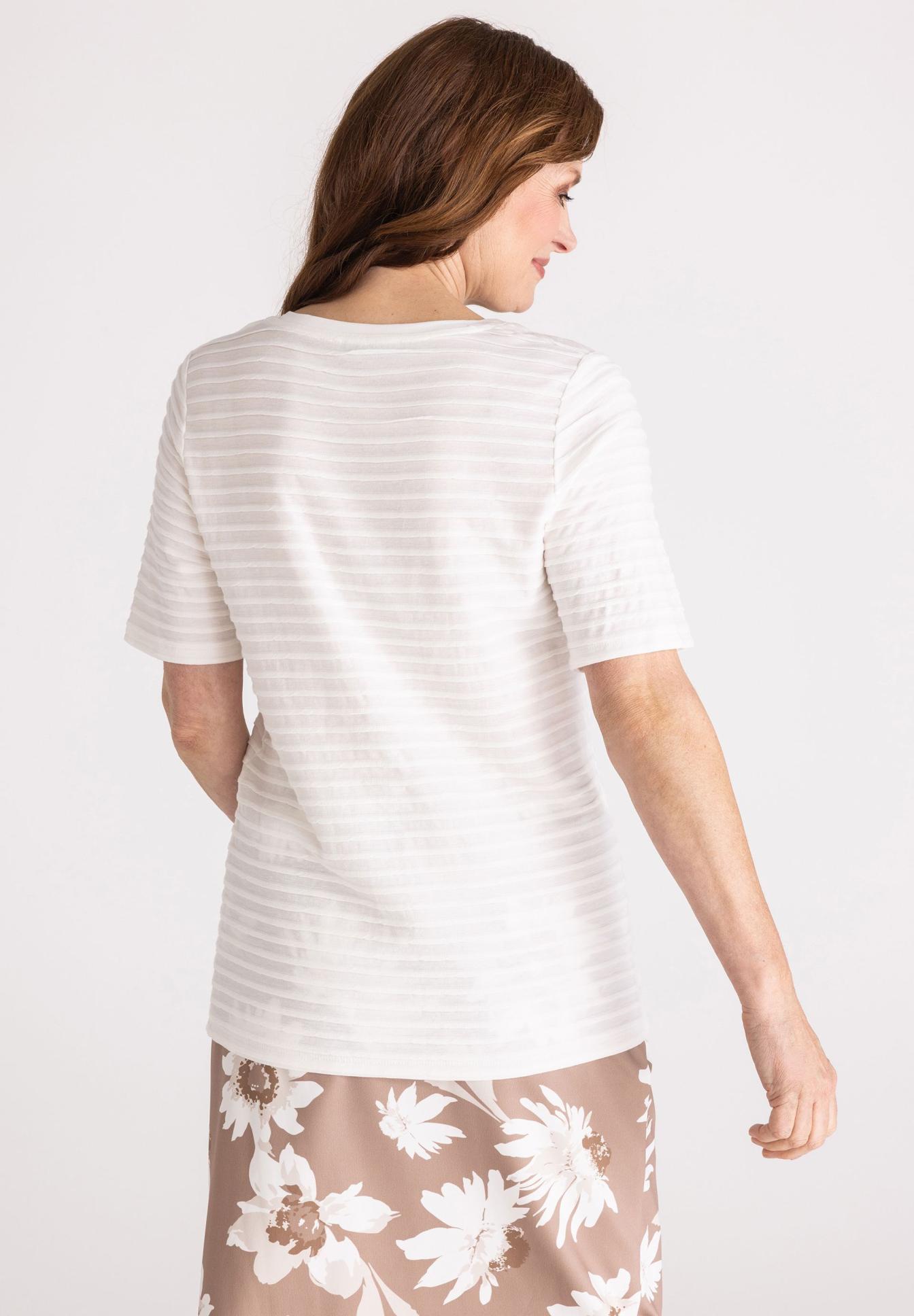 T-Shirt, Weiß, Kurzarm, gestreift, oversized, weisses T-Shirt, gestreiftes Muster, Kurzarm, Rückansicht, weiches Material, kurzes Top, T-Shirt, gestreift, kurzarm, weiß