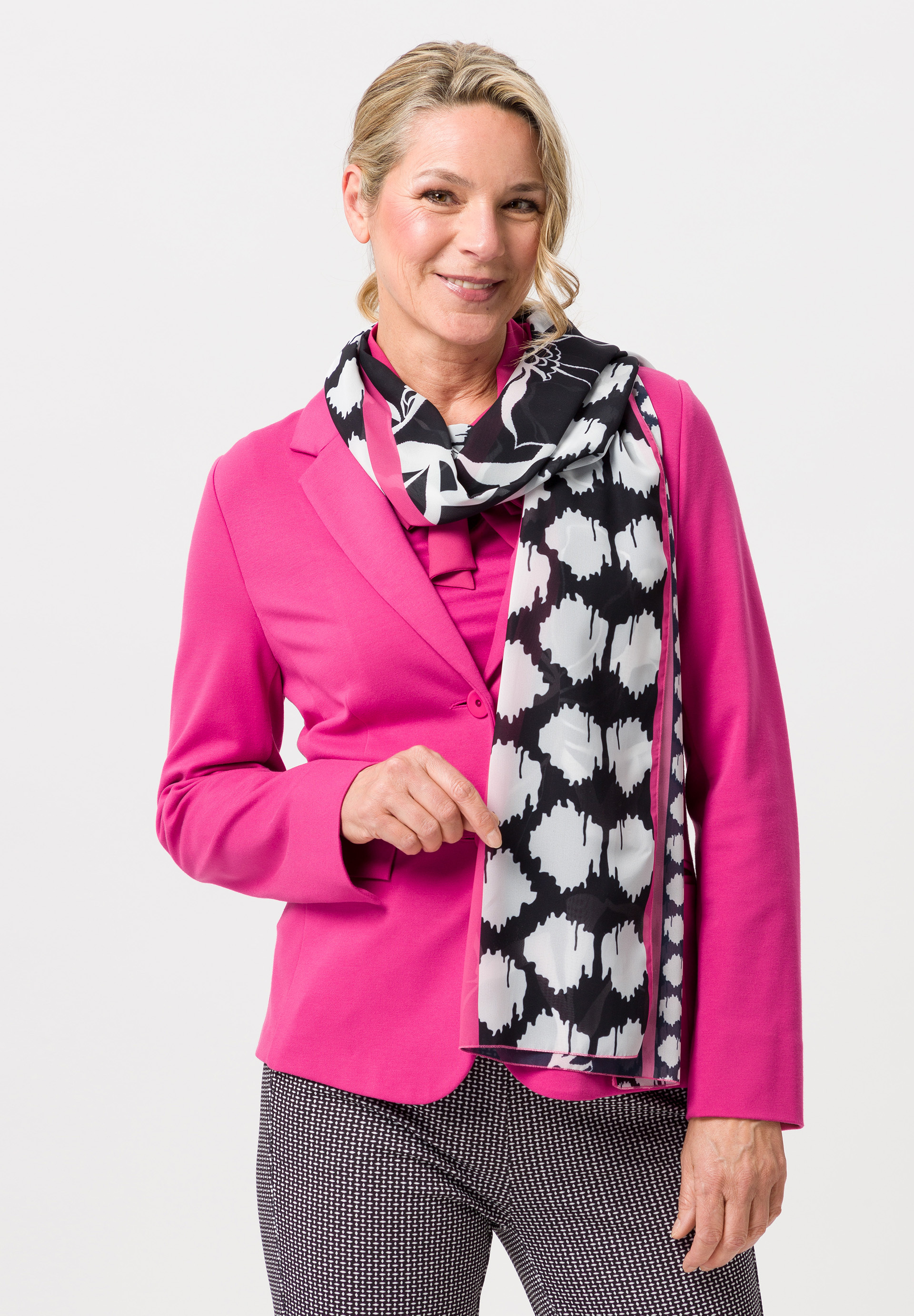 Tuch mit exklusivem Printdessin Mantel, Halstuch, Blazer, Person, Frau, Mantel, Halstuch, Blazer, Person, Frau, Mantel, Halstuch, Blazer, Person, Frau, Mantel, Halstuch, Blazer, Person, Frau, Mantel, Halstuch, Blazer, Person, Frau, Mantel, Halstuch, Blazer, Person, Frau