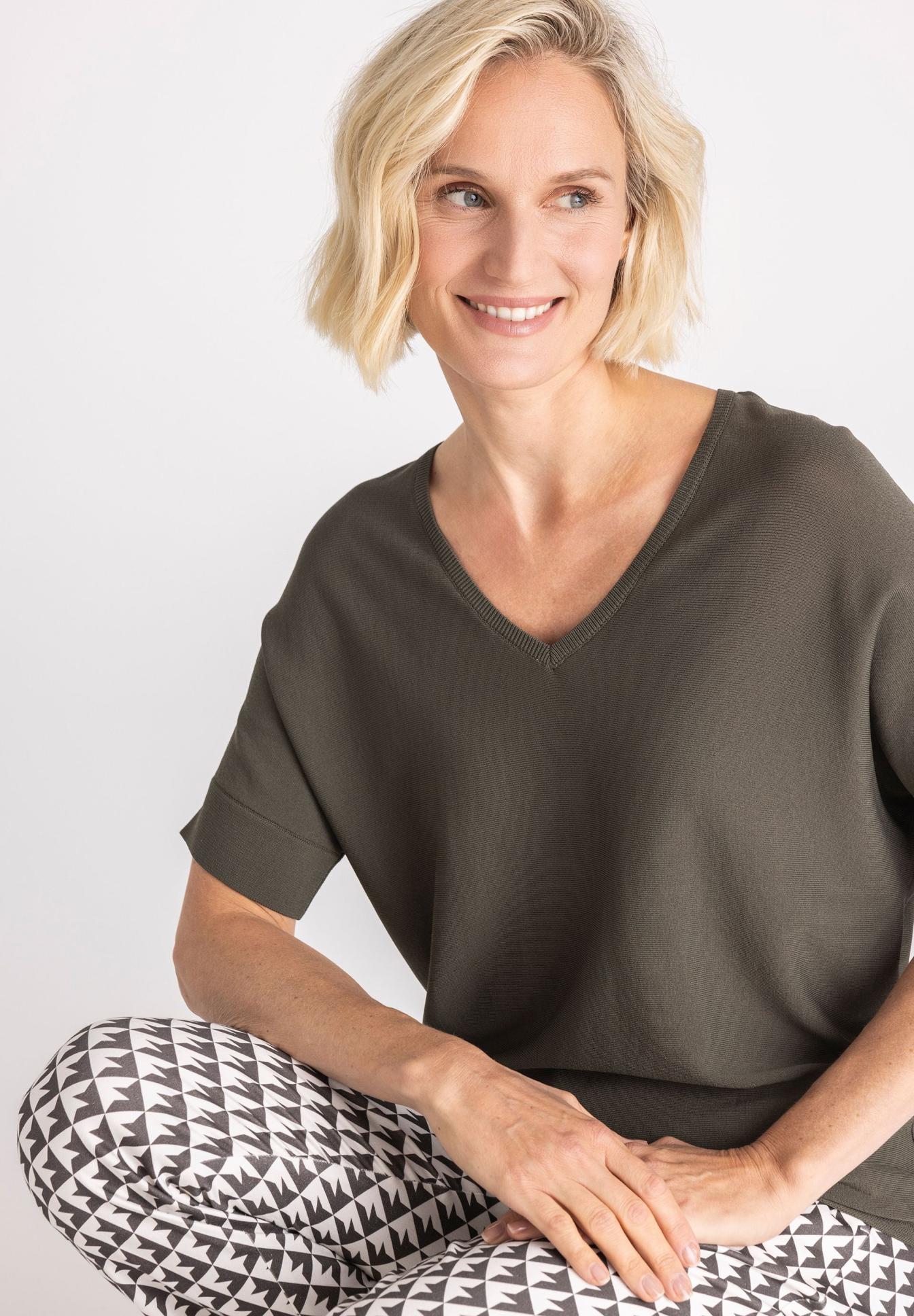 V-Ausschnitt, kurzärmelig, Viskose?, olivgrün?, Muster: Dreiecke, V-Ausschnitt, Kurzarm, Top, Oberteil, Geometrischer Muster, V-Pas form, Kurzarm, Knit-Pullover, Olivgrün, Geomtri sche Muster, V-Shirt, V-Ausschnitt, Kurzarm, Krempelarm, Olivgrün