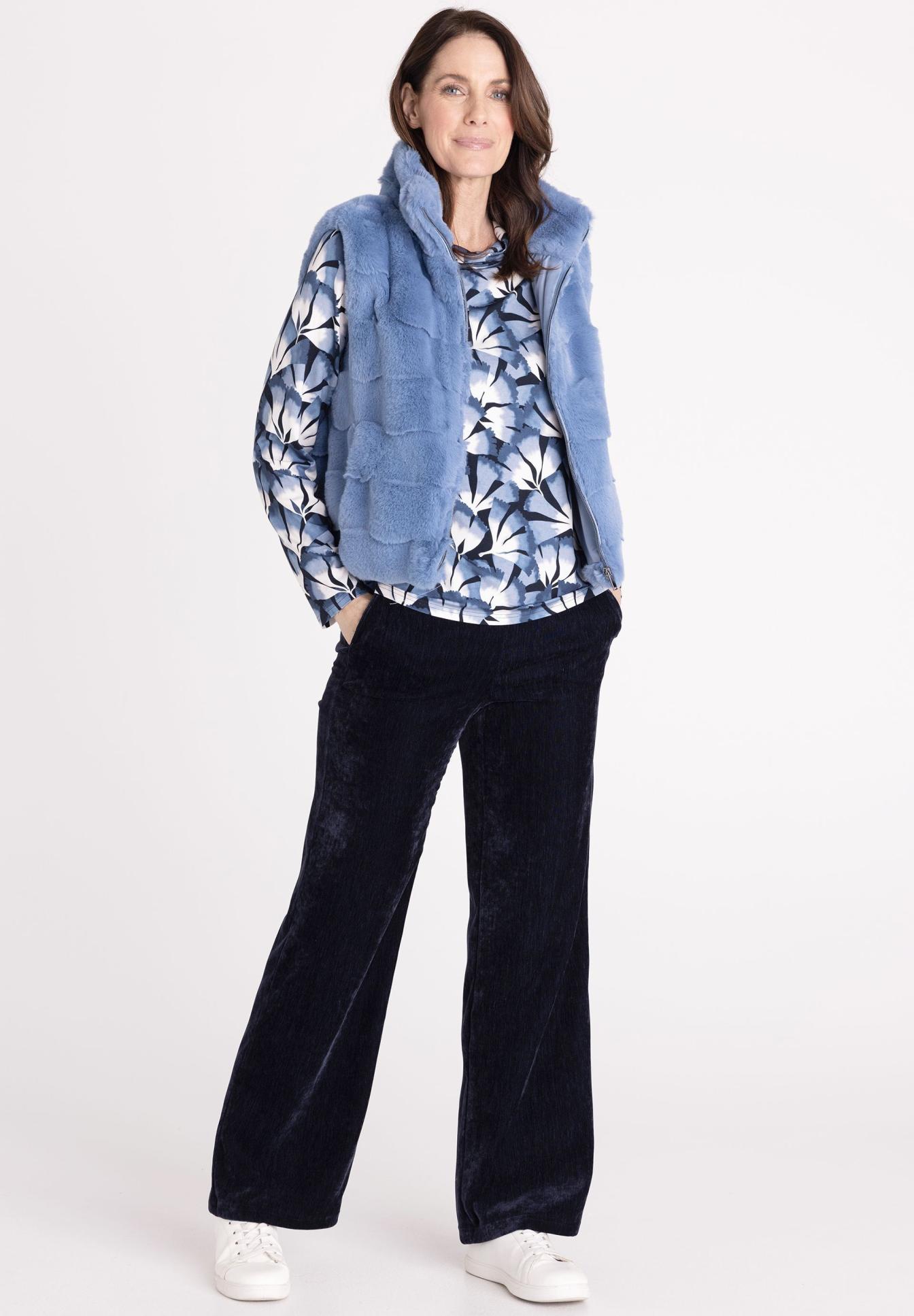 Weste, Felloptik, Bluse mit Muster, Hose weite, Blaues Muster, Faux fur vest, Blue vest, Layered outerwear, Patterned sweater, Wide-leg pants, Weste, Fellweste, Blau, Blusenmuster, Pflanzenmuster, pullover, west, faux-fur, blau, gemustert