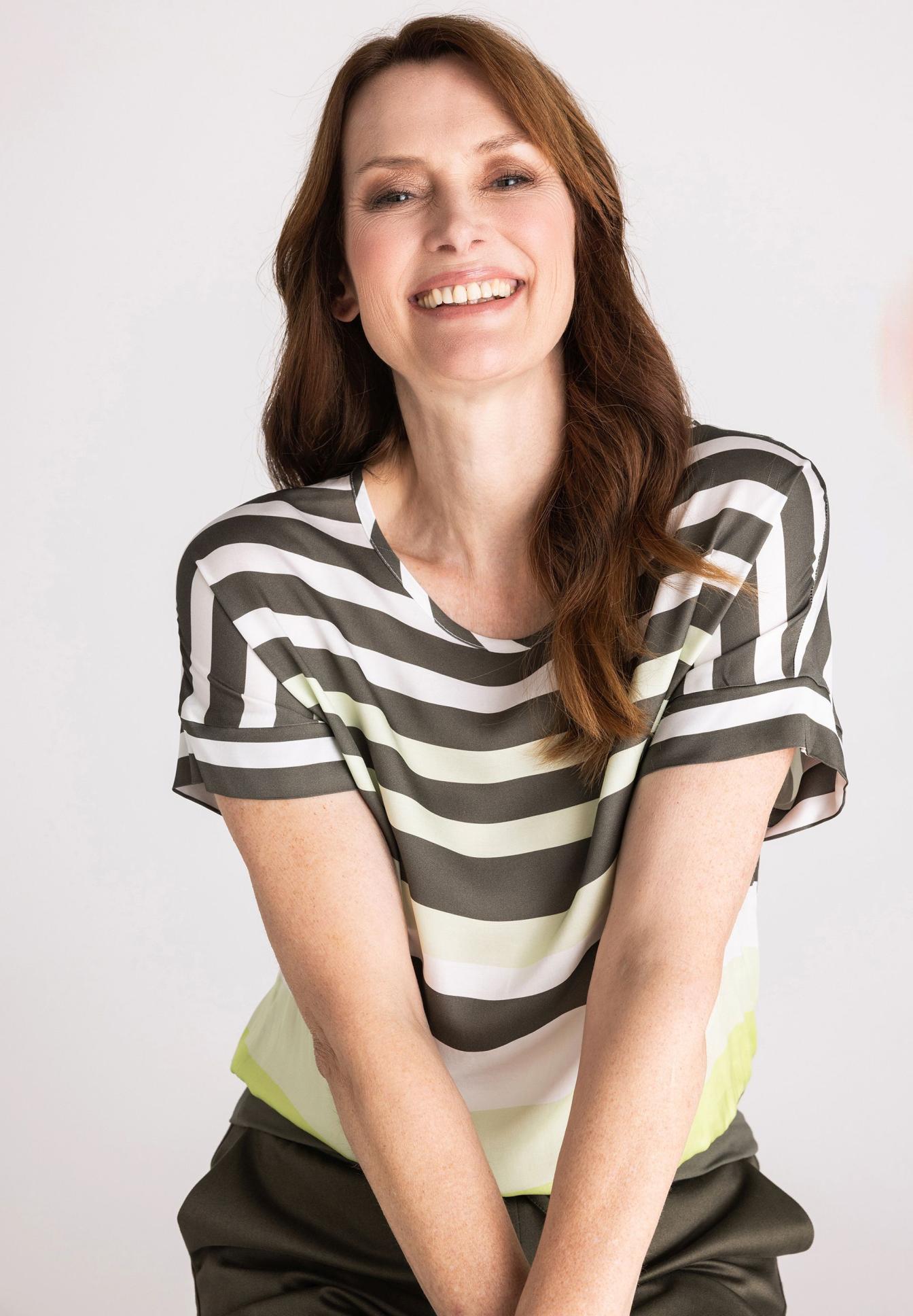 gestreiftes-t-shirt, kurzarm, rundhalsausschnitt, baumwolle, grau-weiß-gelb, Streifenshirt, T-Shirt, Kurzarm, Streifen, Ledig?, Gestreiftes Shirt, Kurze Ärmel, Breite Streifen, Braun Grau Weiß, Alltagstop