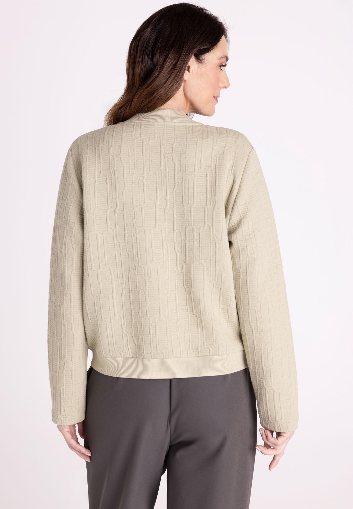 Jacke, Kabelstruktur, Beige, Kragenlos, Strickmuster, Kabelstrickjacke, Kastenmuster, Beige, Grobstrick, Rundhalsausschnitt, Kabelstrickjacke, Wolloptik, Beige, Kragenlos, Kastenform, Kragenlose Strickjacke, Beige Jacke, Geprägtes Muster, Kastenmuster?