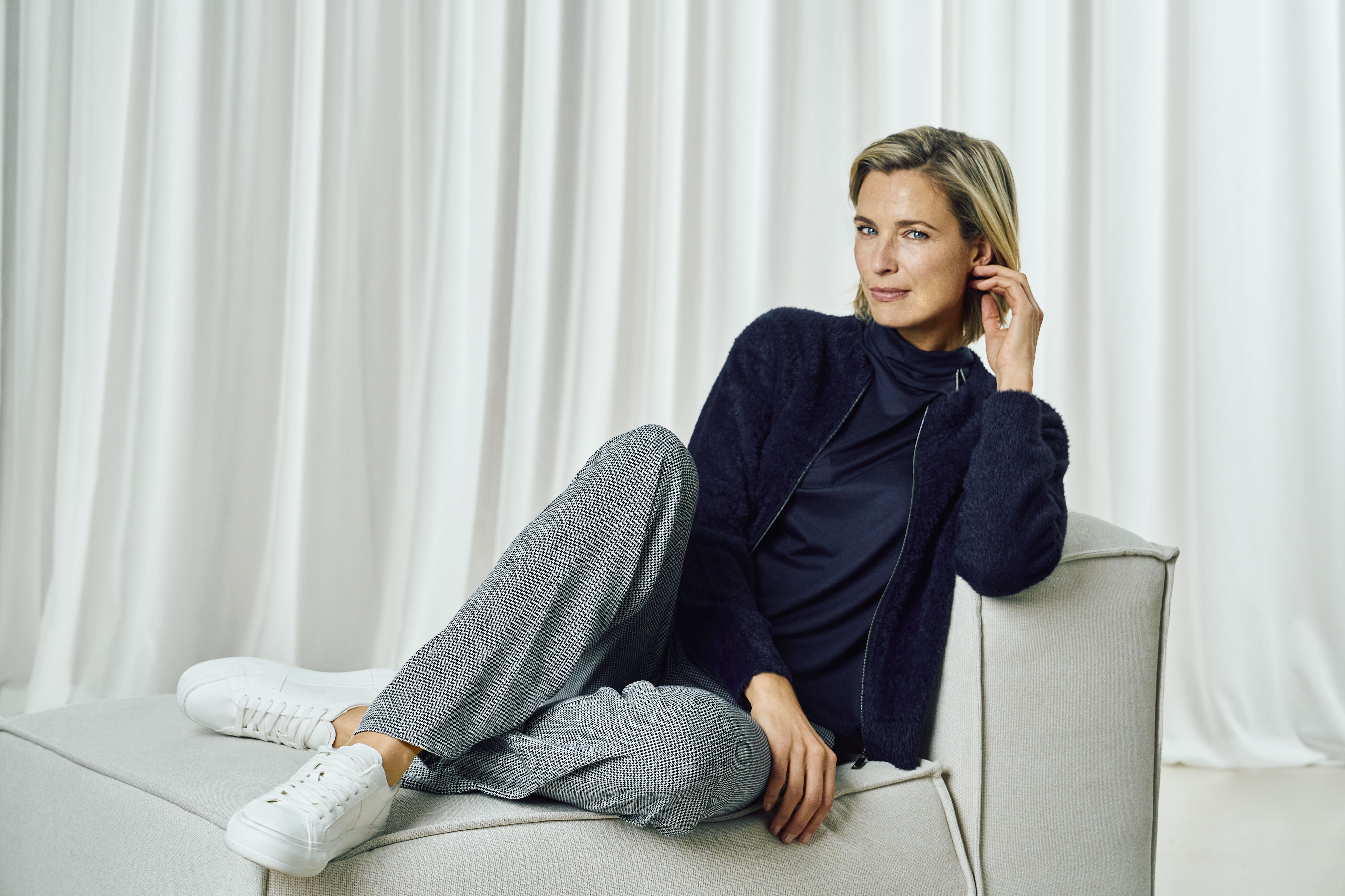 Kleidungsstück, Hose, Sneaker, Jäckchen, Grau