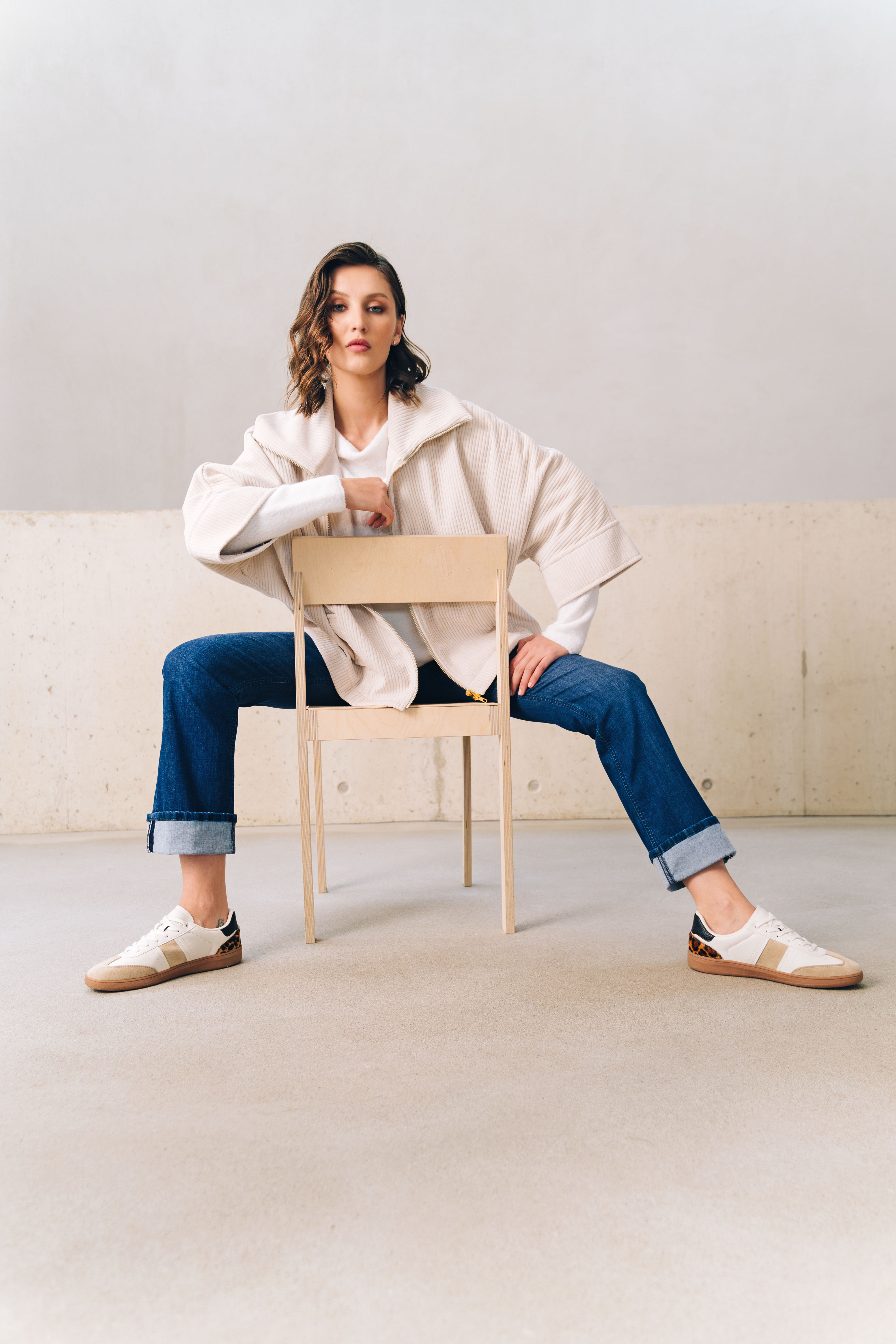 Person, Sitzen, Schuh, Hosen, Mantel