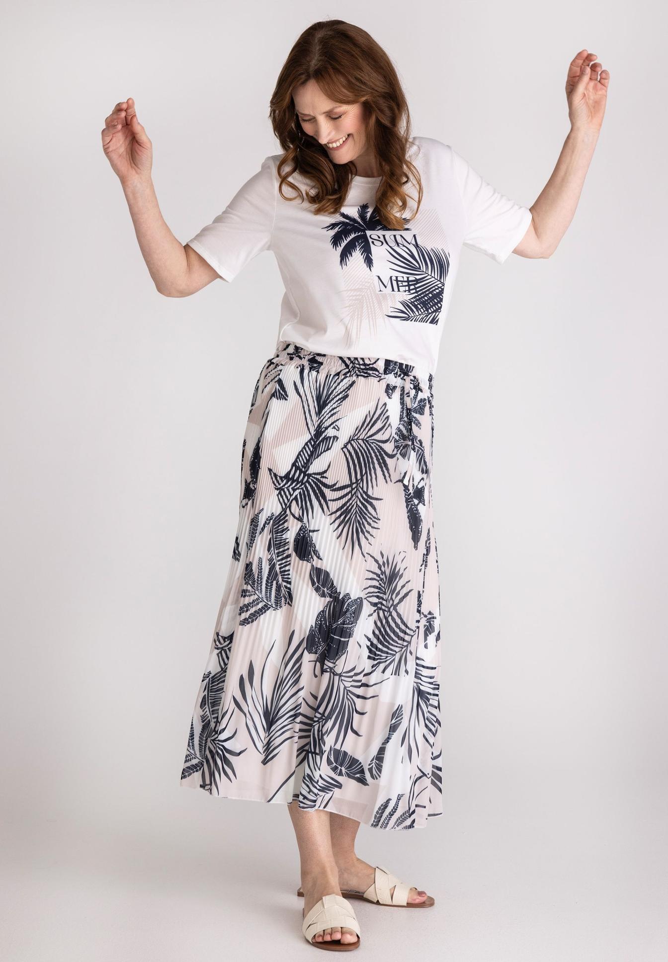 T-Shirt, Palmendruck, Maxi-Rock, Hose, Sommer-Outfit, T-Shirt, Palmengrün, Hängerock, Maxi-Rock, Druck Palmblätter, T-Shirt, Graphic tee, Palm print, Maxi skirt, Floral print, T-Shirt, Palmenmuster, Weiß, Maxi-Rock, Sandalen