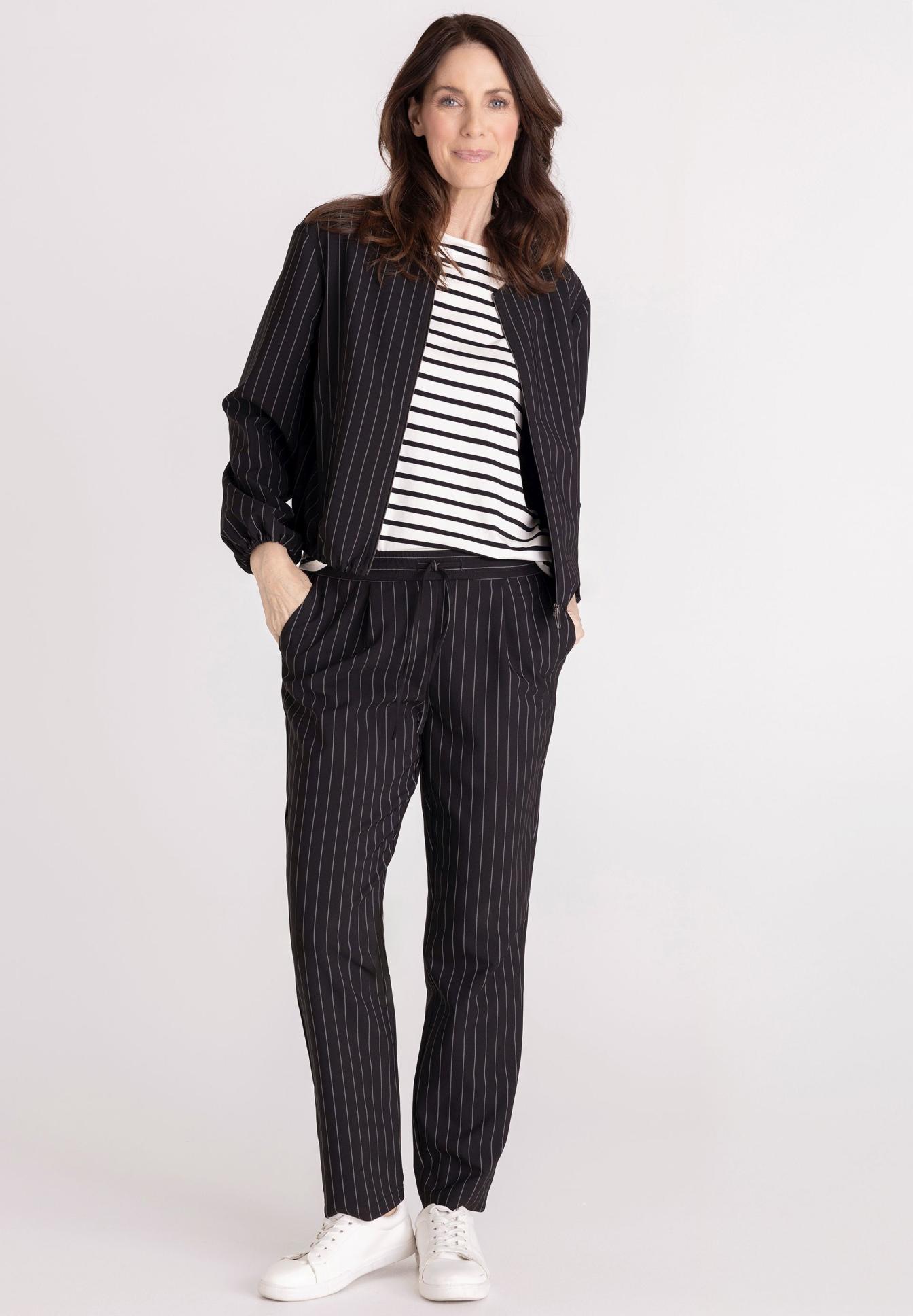 Pinnstreifen, Blazer, Hose, gestreiftes Top, weiße Sneaker, Pince-rouge?, Streifen, Blazer, Hose, Struktur?
