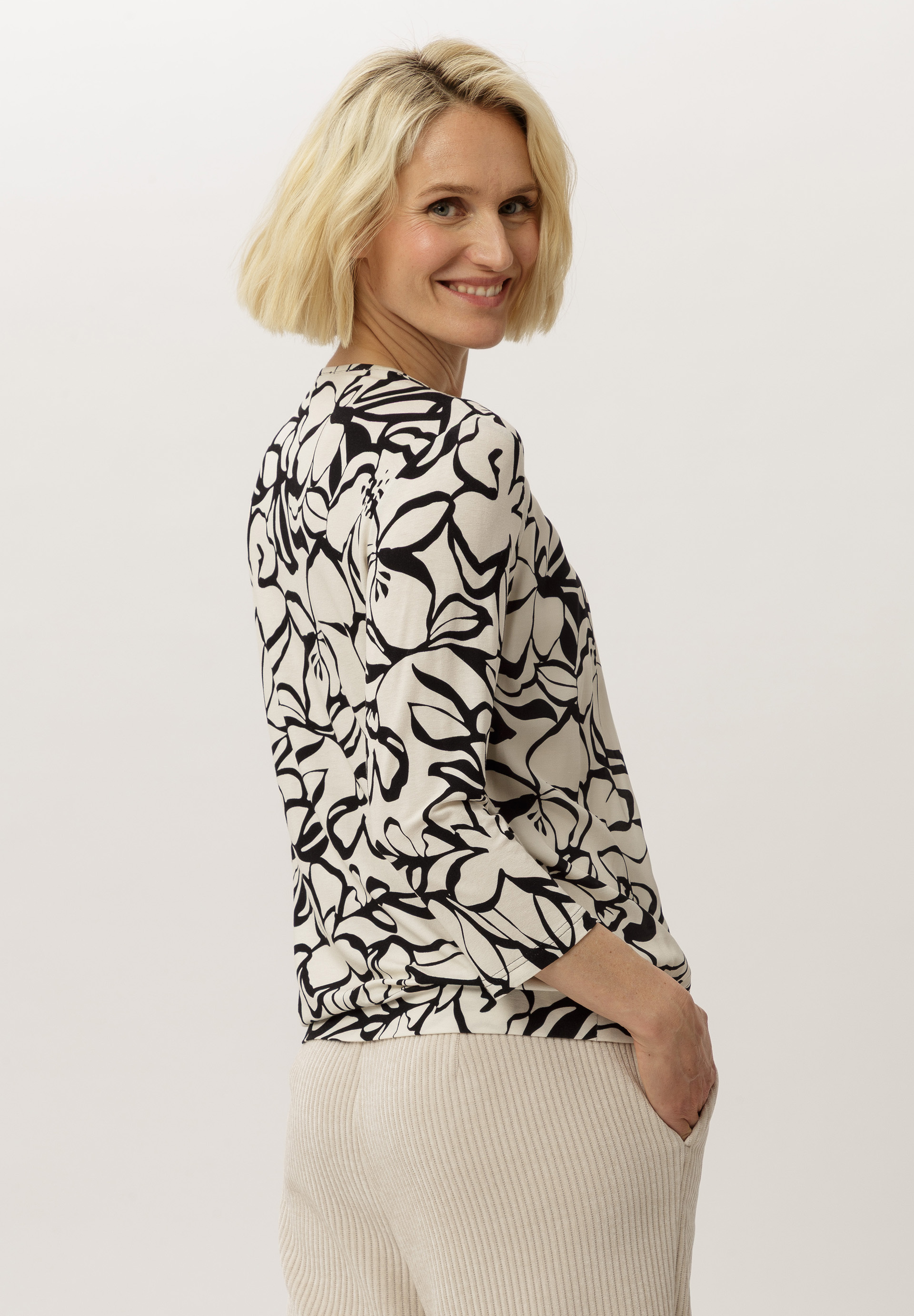 Blusenshirt mit aparter Faltenpartie - Bild 2 Bluse, Langarm, Erwachsener, Person, Frau, Bluse, Langarm, Erwachsener, Person, Frau, Bluse, Langarm, Erwachsener, Person, Frau, Bluse, Langarm, Erwachsener, Person, Frau, Bluse, Langarm, Erwachsener, Person, Frau