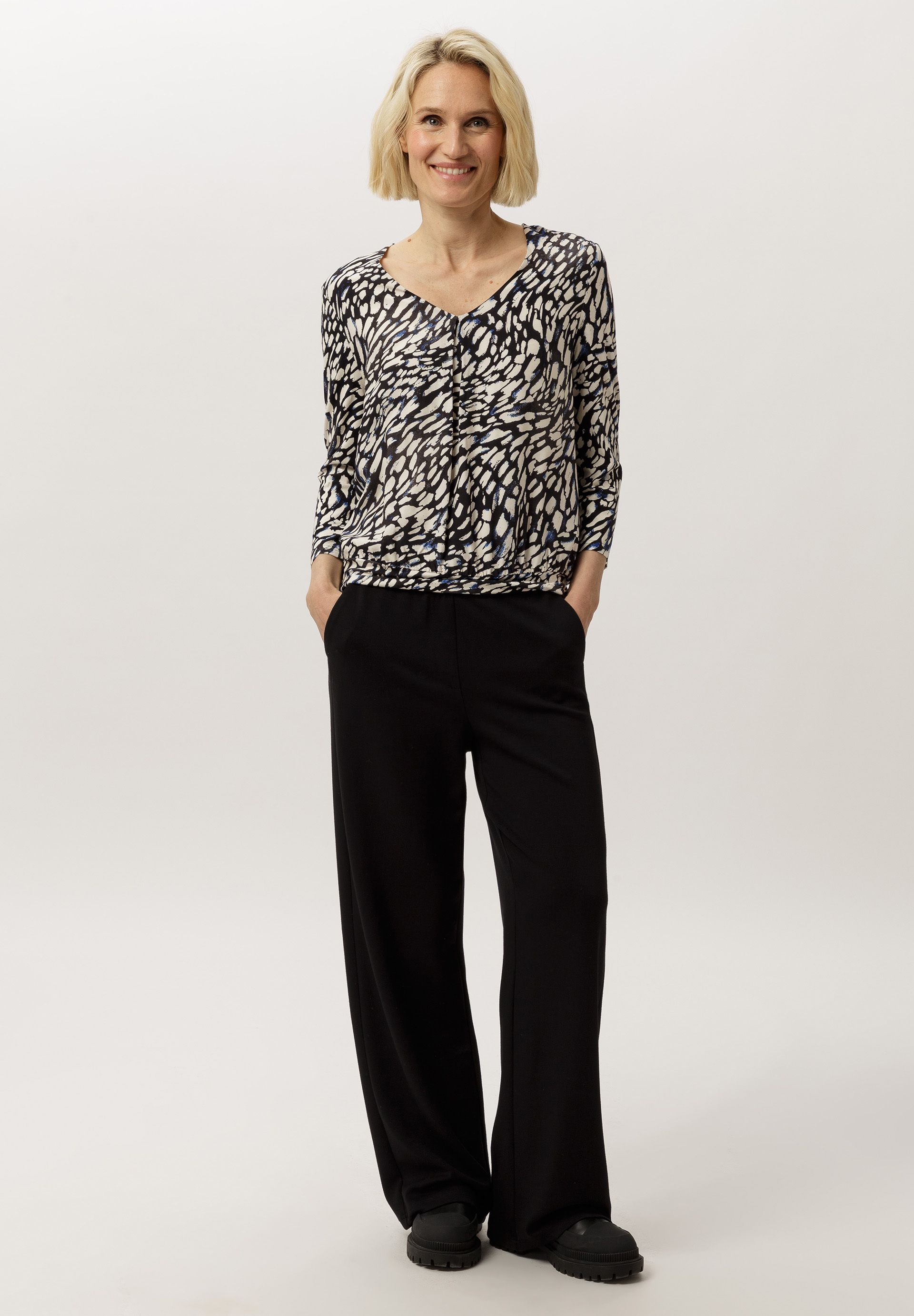Blusenshirt mit Faltendetail im Vorderteil - Bild 3 Bluse, Hosen, Langarm, Person, Frau, Bluse, Hosen, Langarm, Person, Frau, Bluse, Hosen, Langarm, Person, Frau, Bluse, Hosen, Langarm, Person, Frau, Bluse, Hosen, Langarm, Person, Frau, Bluse, Hosen, Langarm, Person, Frau