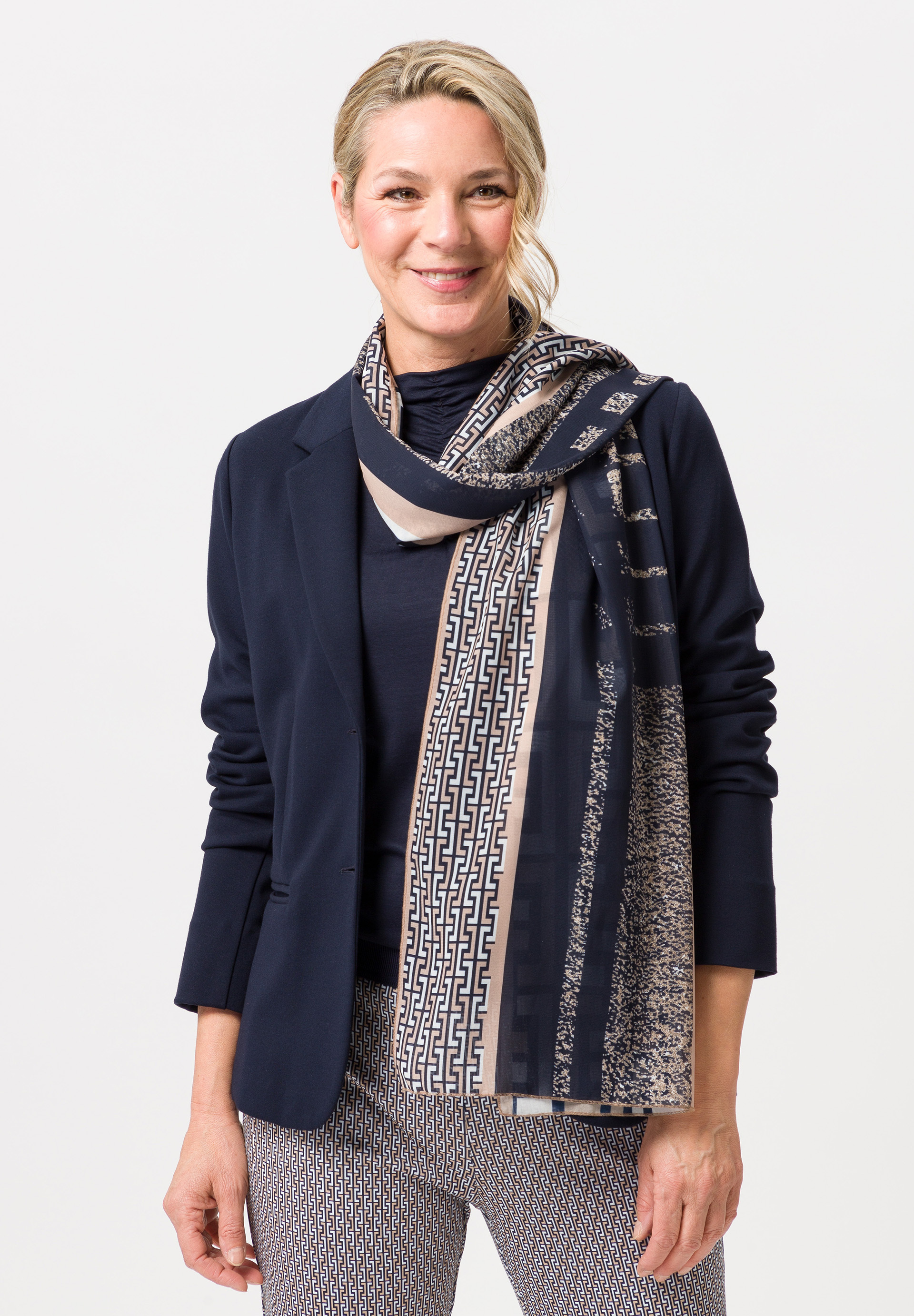 Cloth with graphic elements - Bild 1 Cloth with graphic elements - Bild 1