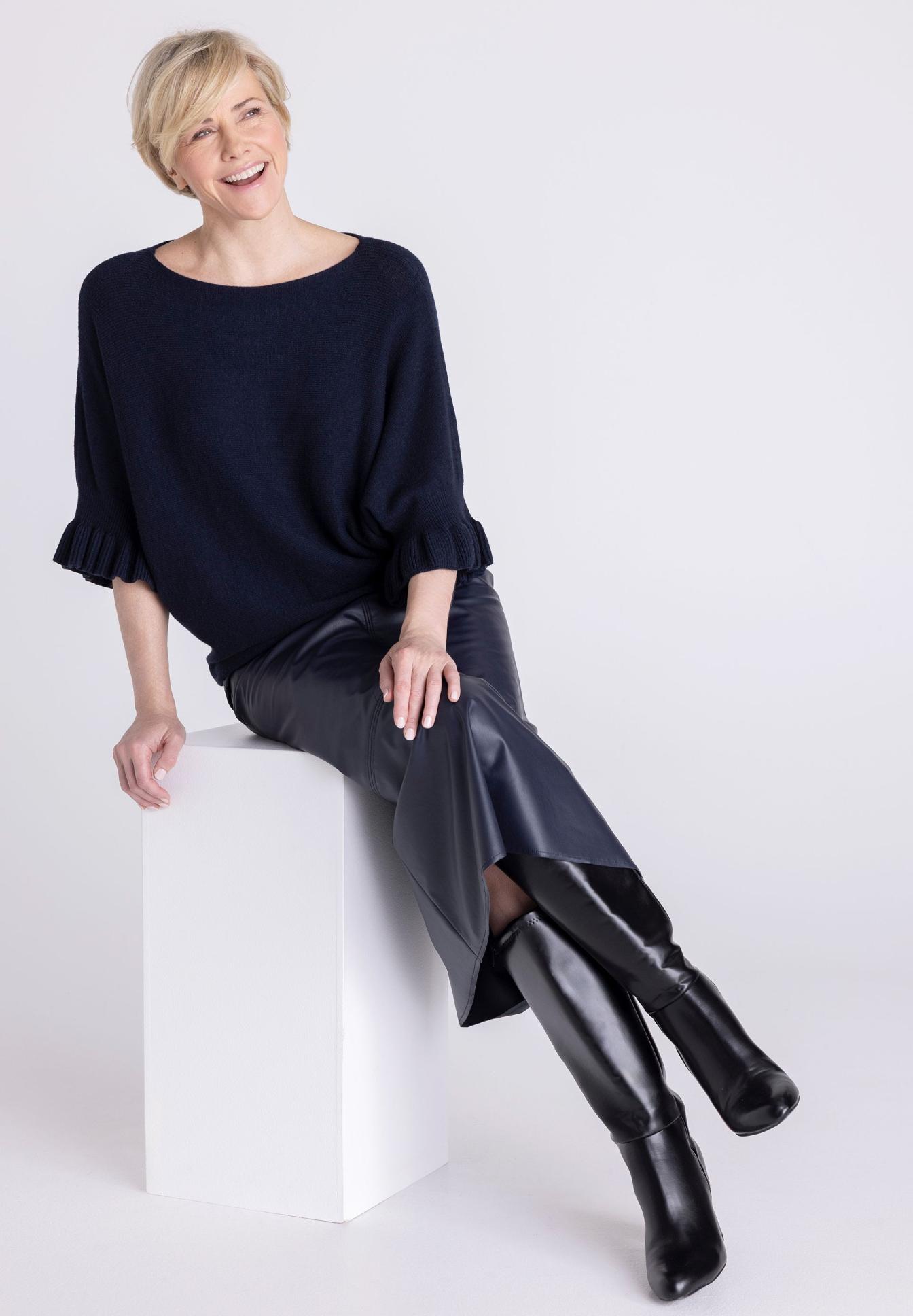 Pullover, Navy, Rippärmel, Flare-Halsa, Lederstiefel, Pullover, Ribbelärmel, Navy, Oversized, Knielange Röhrenstiefel, Dunkelblaues Oberteil, Kompaktpullover, 3/4-Ärmel, Paillettenlose Wolle, Damen-Stiefel, Damenpullover, Rippen-Ärmel, Seafoam